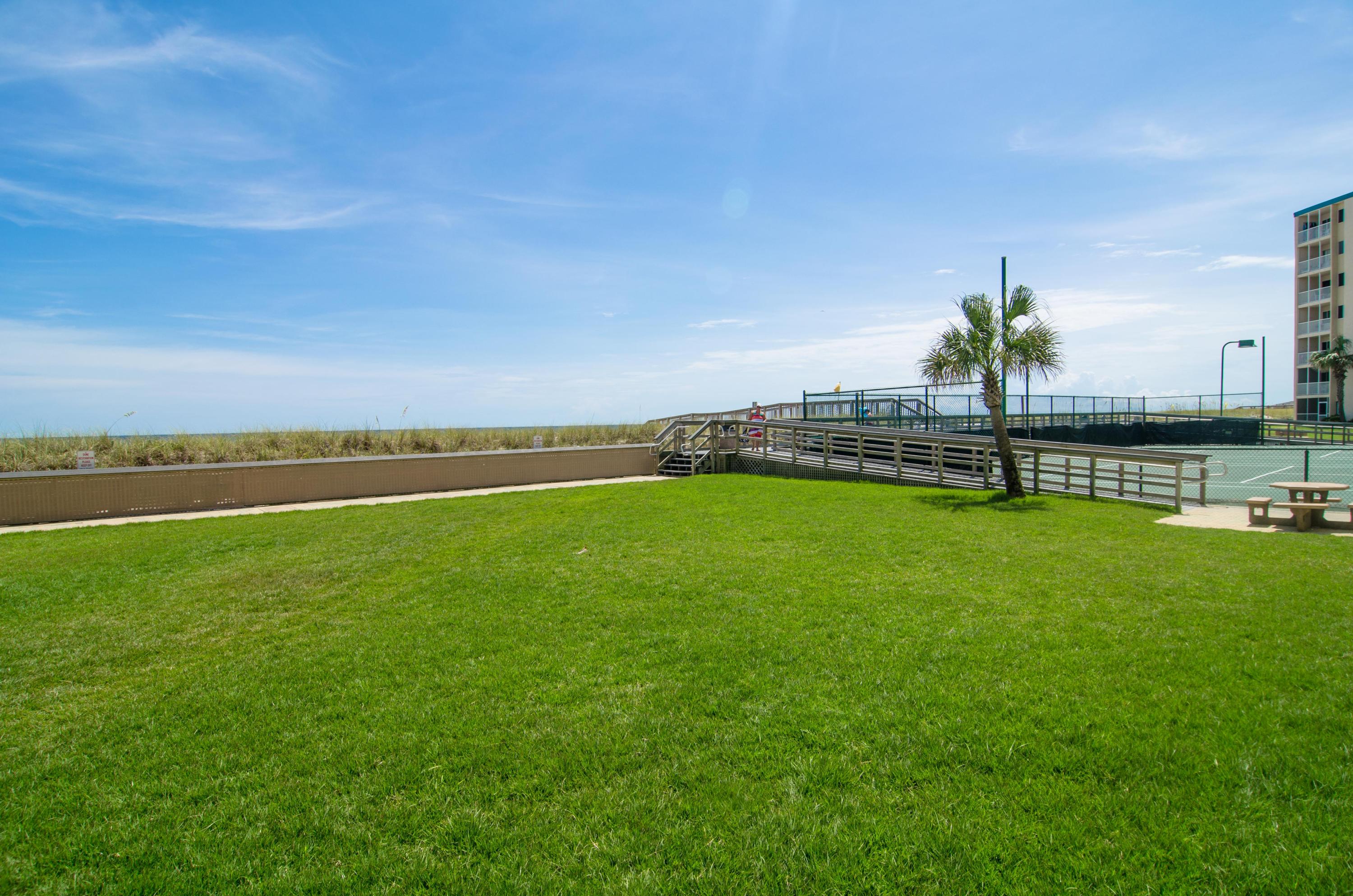 HOLIDAY SURF & RACQUET CLUB - Residential