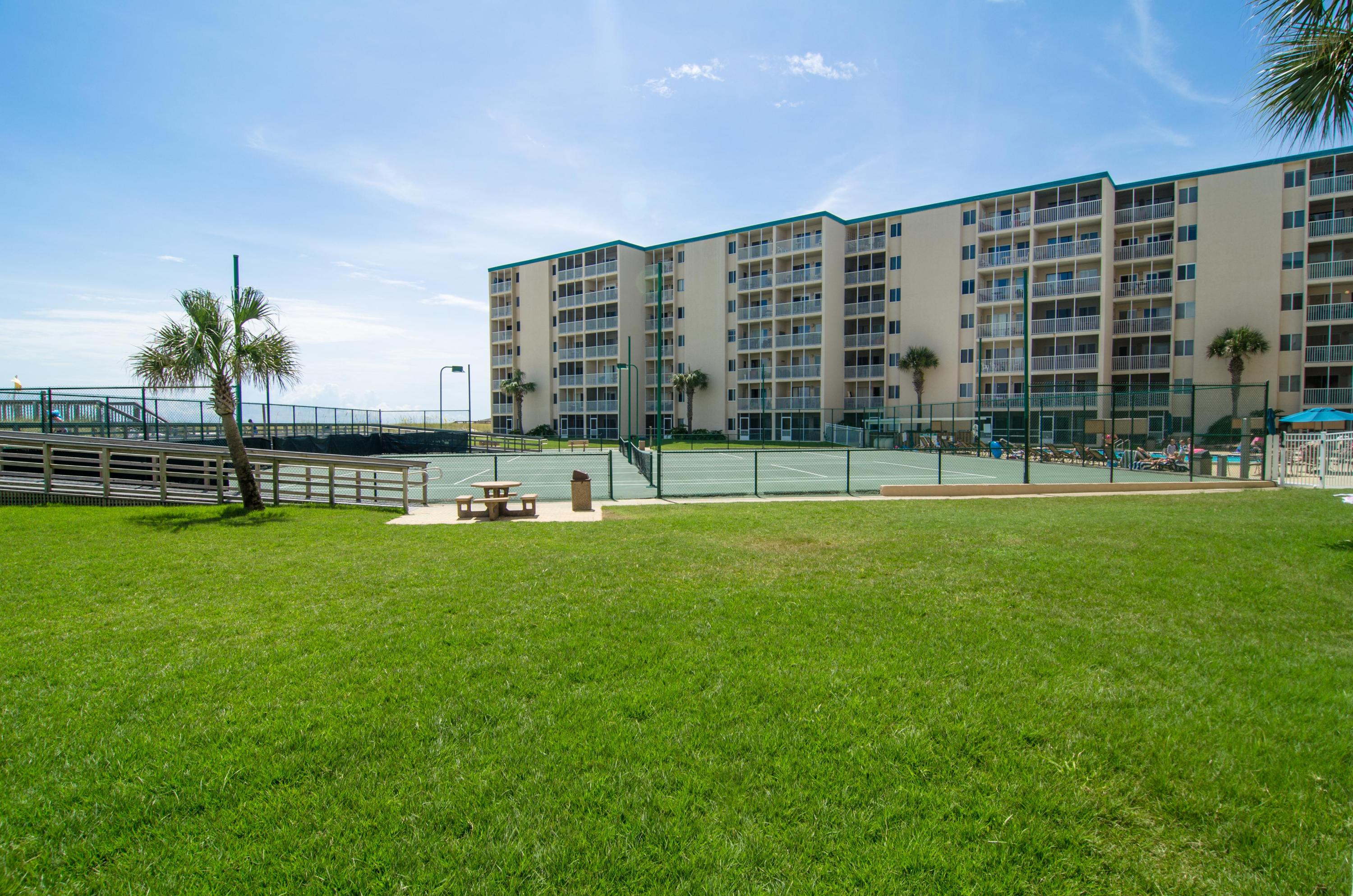 HOLIDAY SURF & RACQUET CLUB - Residential