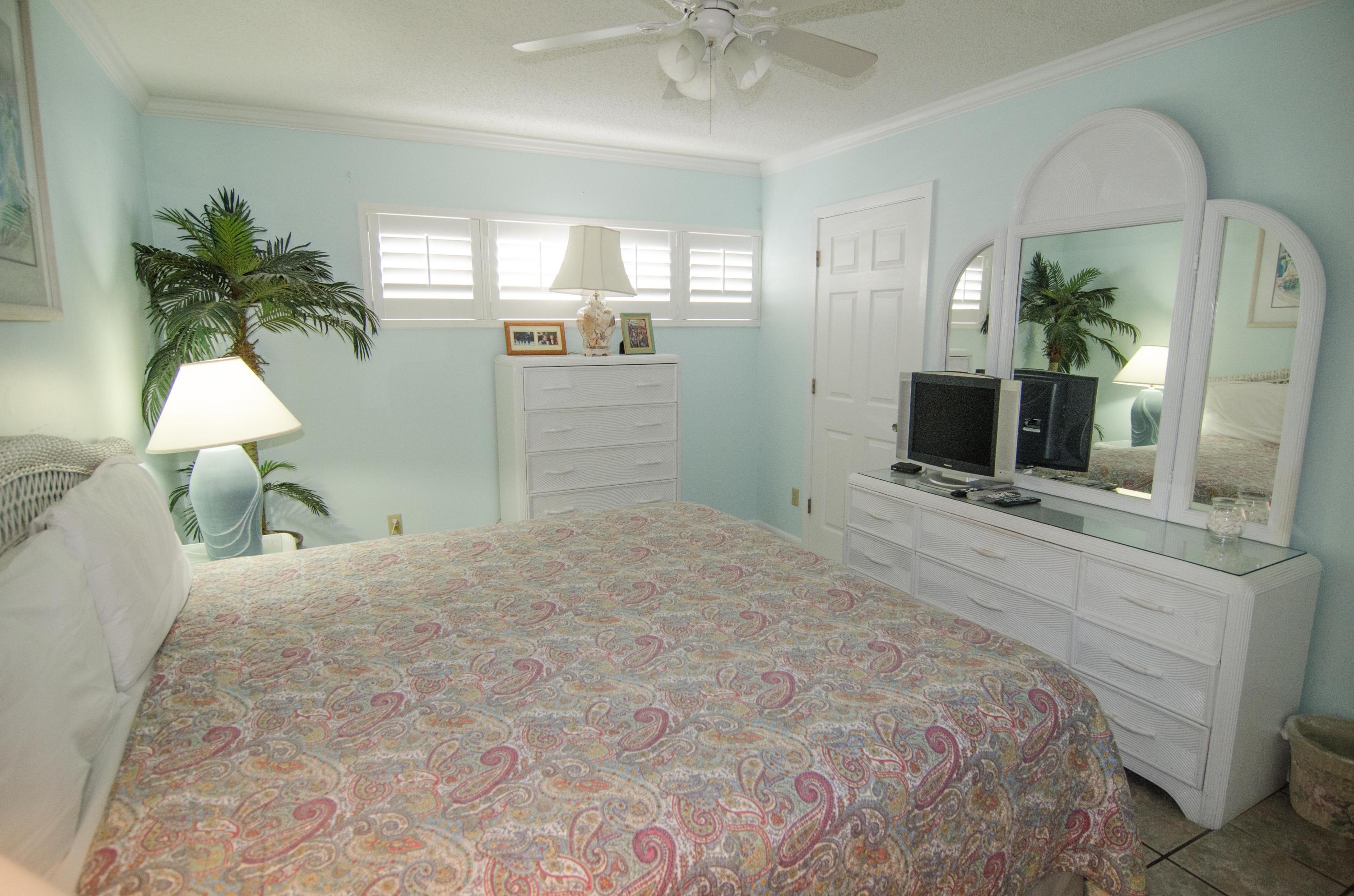 HOLIDAY SURF & RACQUET CLUB - Residential