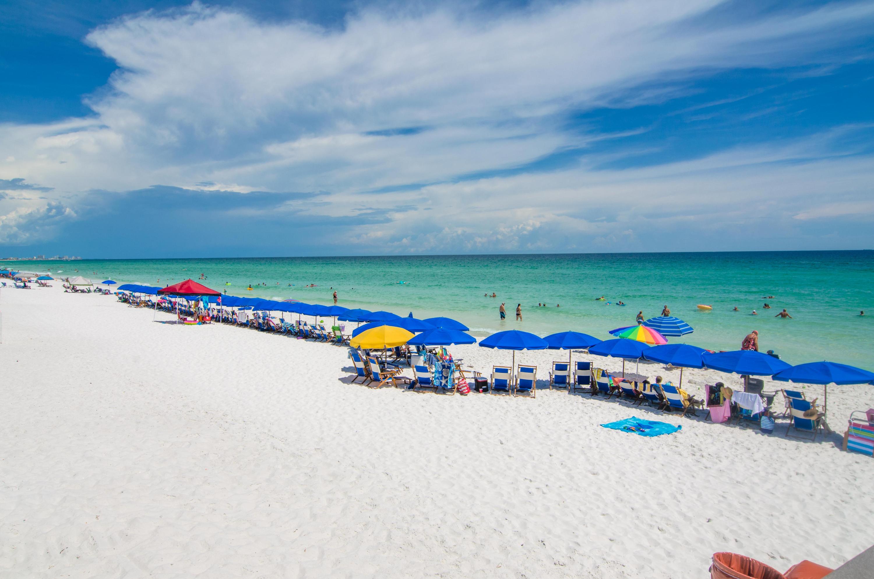 HOLIDAY SURF & RACQUET CLUB - Residential