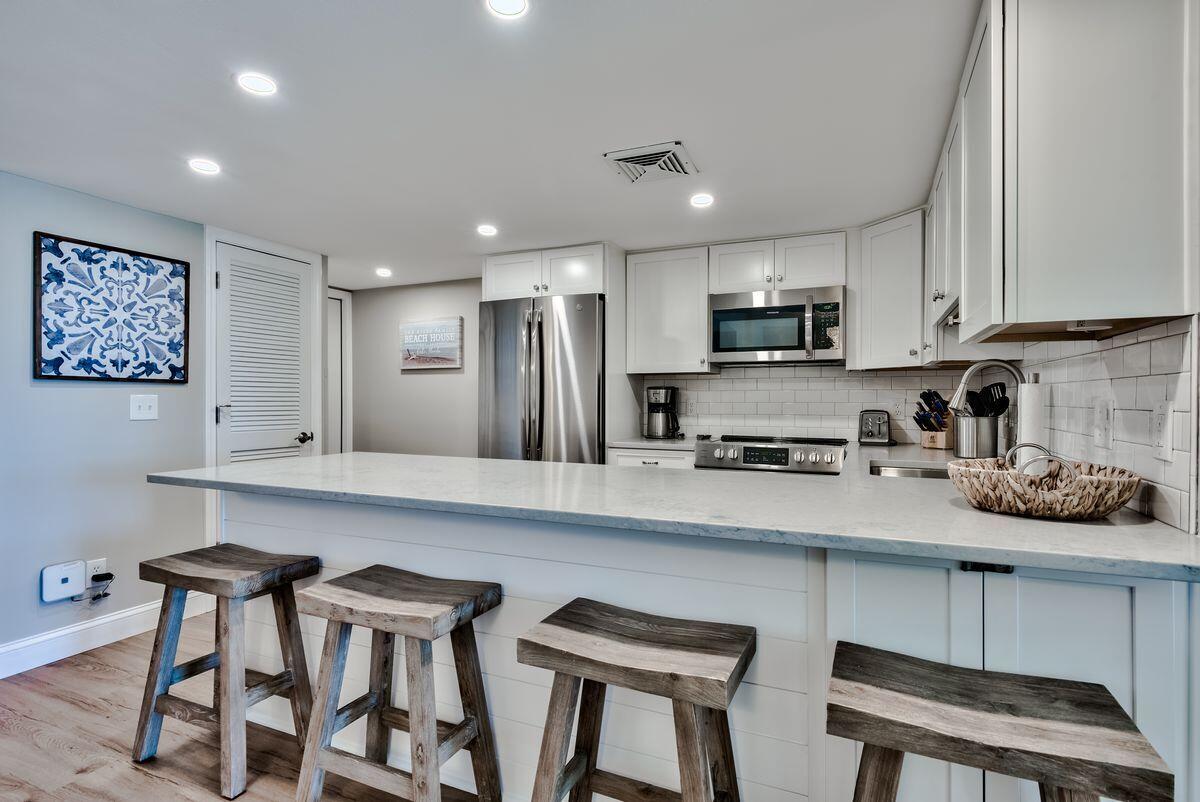 HOLIDAY SURF & RACQUET CLUB - Residential