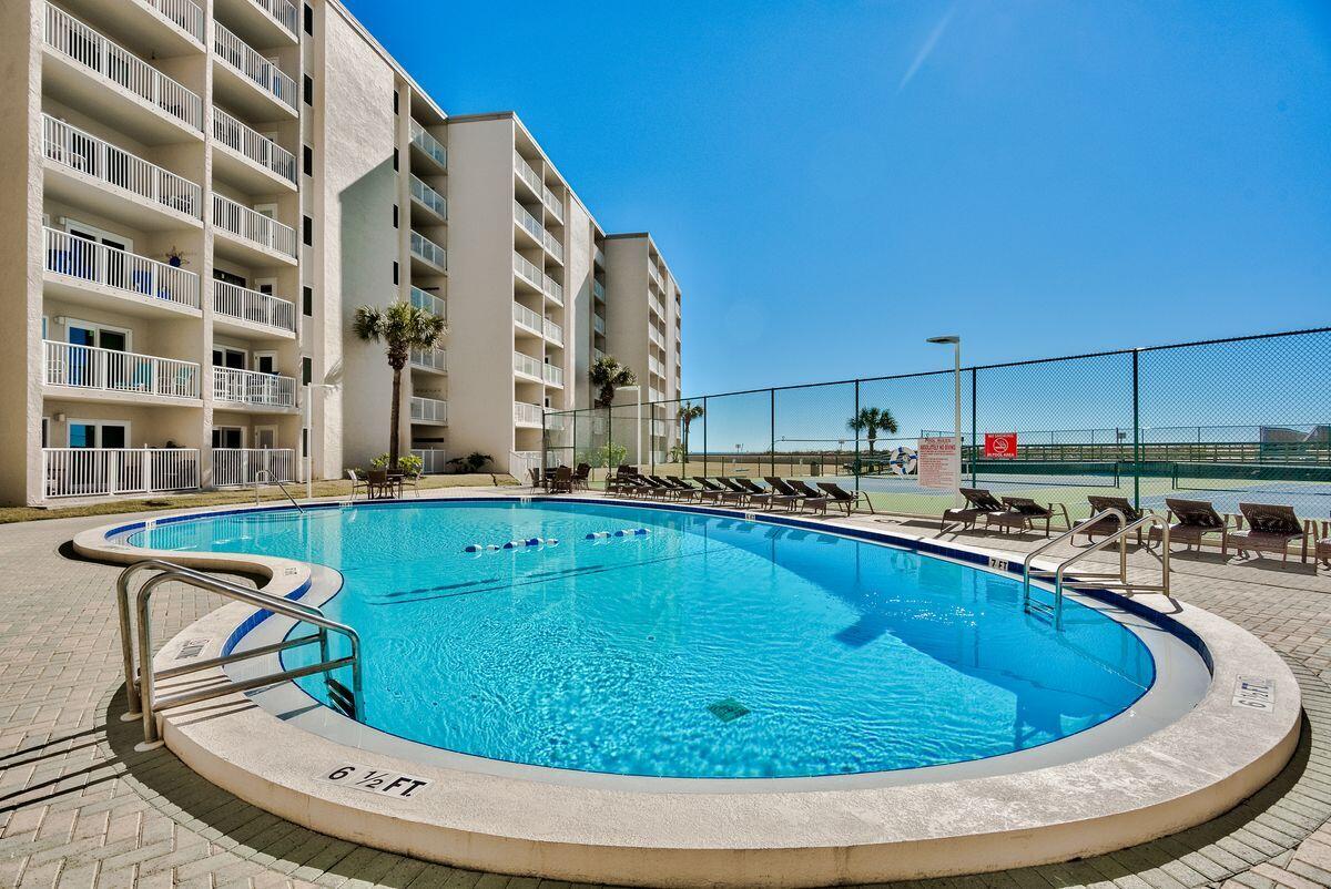 HOLIDAY SURF & RACQUET CLUB - Residential