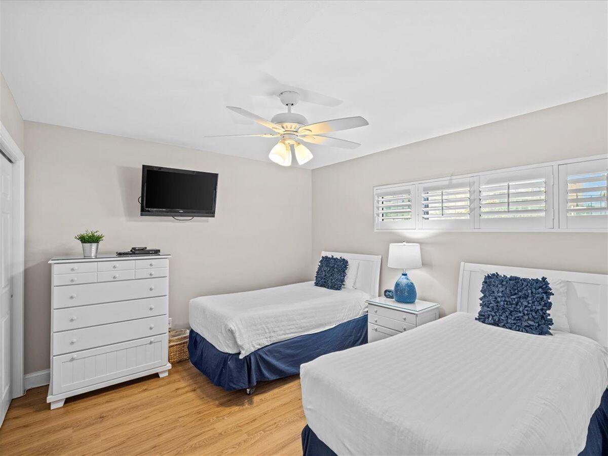 HOLIDAY SURF & RACQUET CLUB - Residential