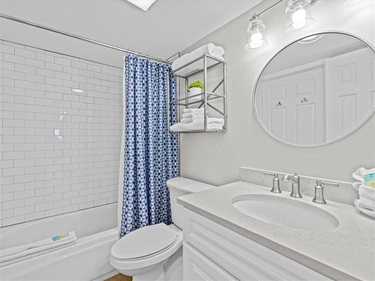 HOLIDAY SURF & RACQUET CLUB - Residential