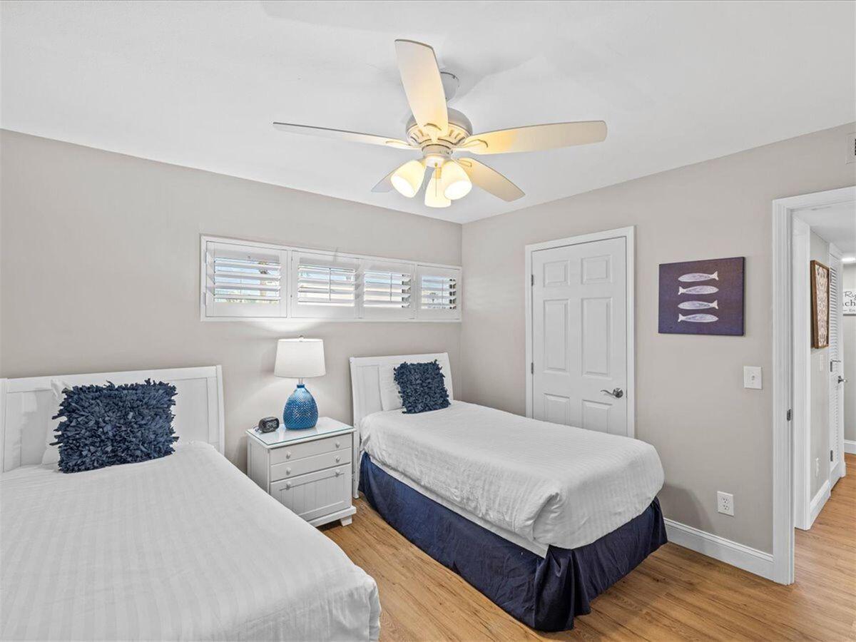 HOLIDAY SURF & RACQUET CLUB - Residential