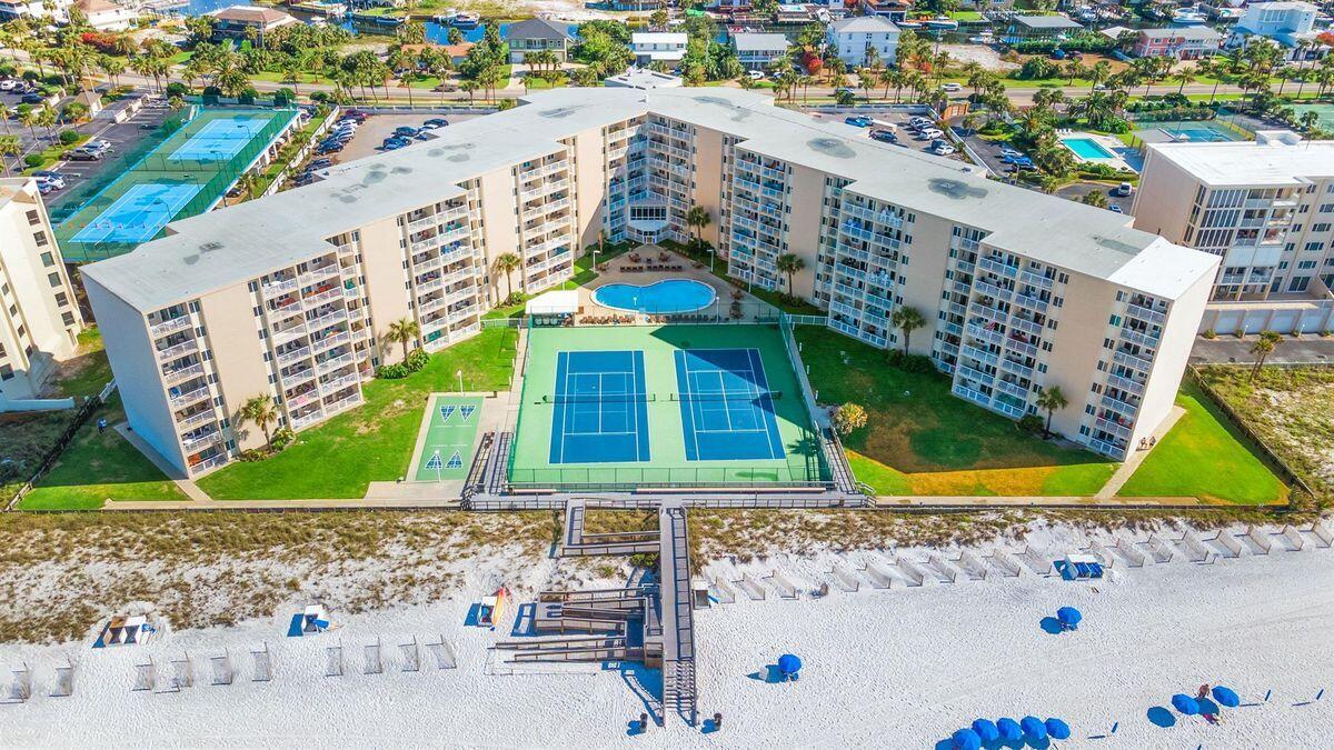 HOLIDAY SURF & RACQUET CLUB - Residential