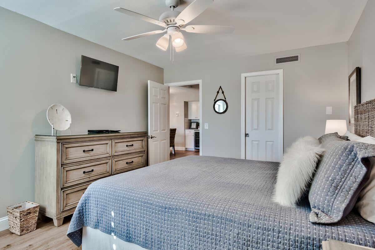 HOLIDAY SURF & RACQUET CLUB - Residential