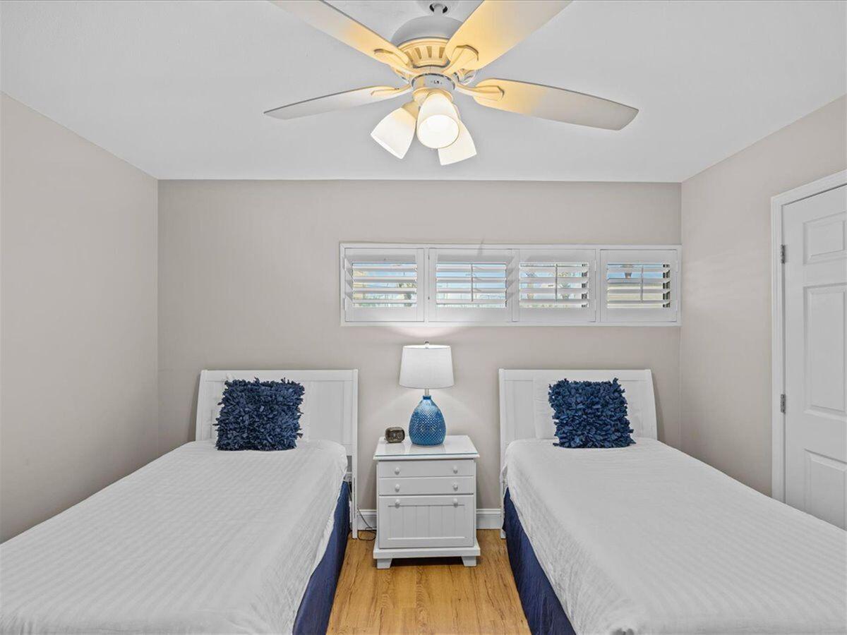 HOLIDAY SURF & RACQUET CLUB - Residential