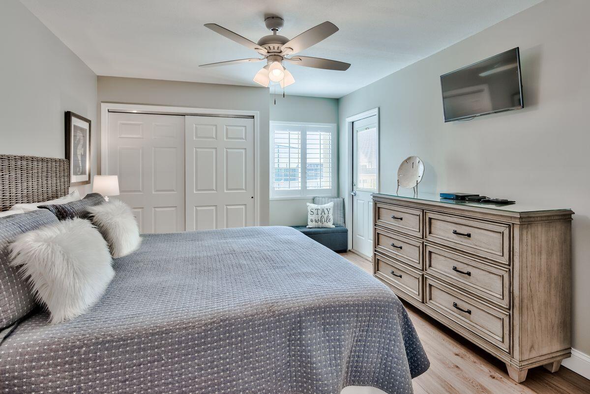 HOLIDAY SURF & RACQUET CLUB - Residential