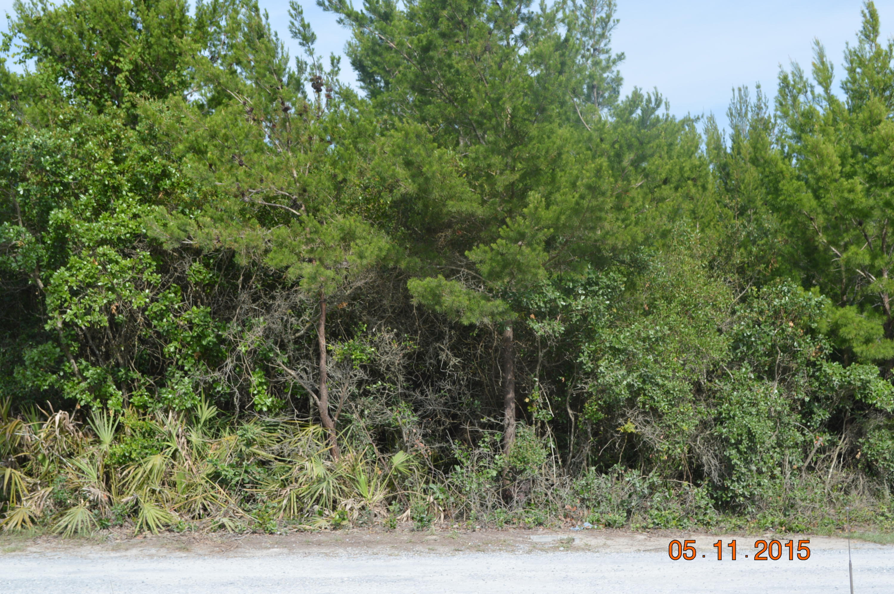 This is a great lot within walking distance to the beach and no busy roads to cross but still close to great restaurants, golf courses, the bike path, great shopping and you're still in a quiet neighborhood. All this and close to two airports for the best connections.