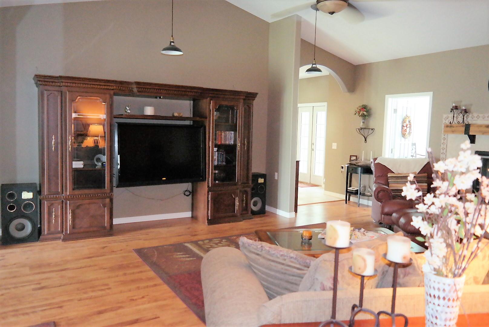 TEN LAKE ESTATES UNIT 1 - Residential