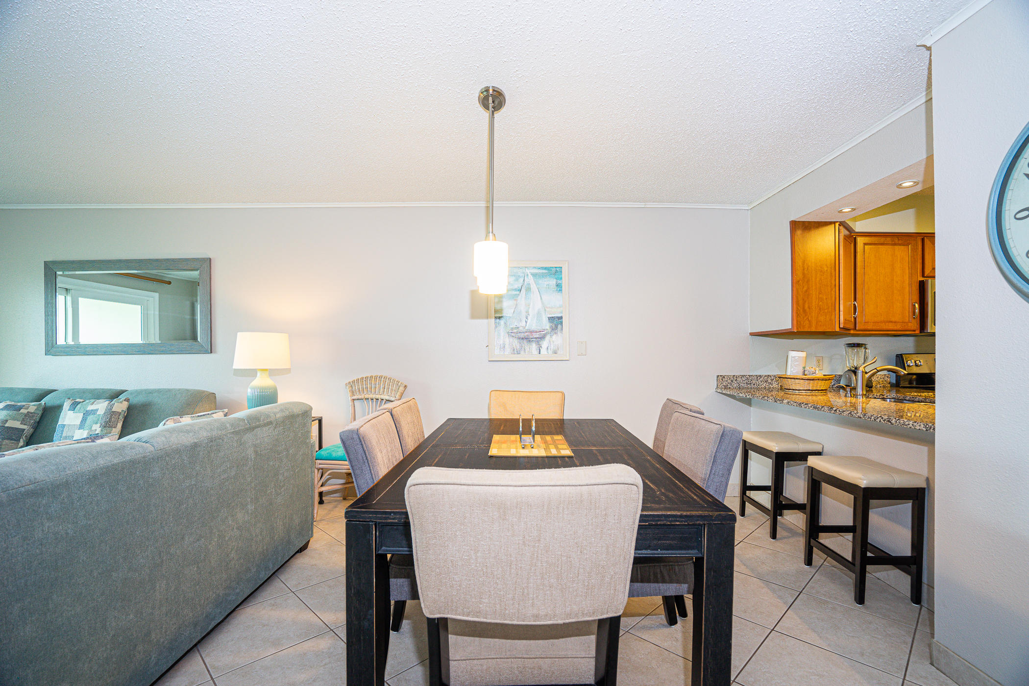 ISLANDER CONDO - Residential