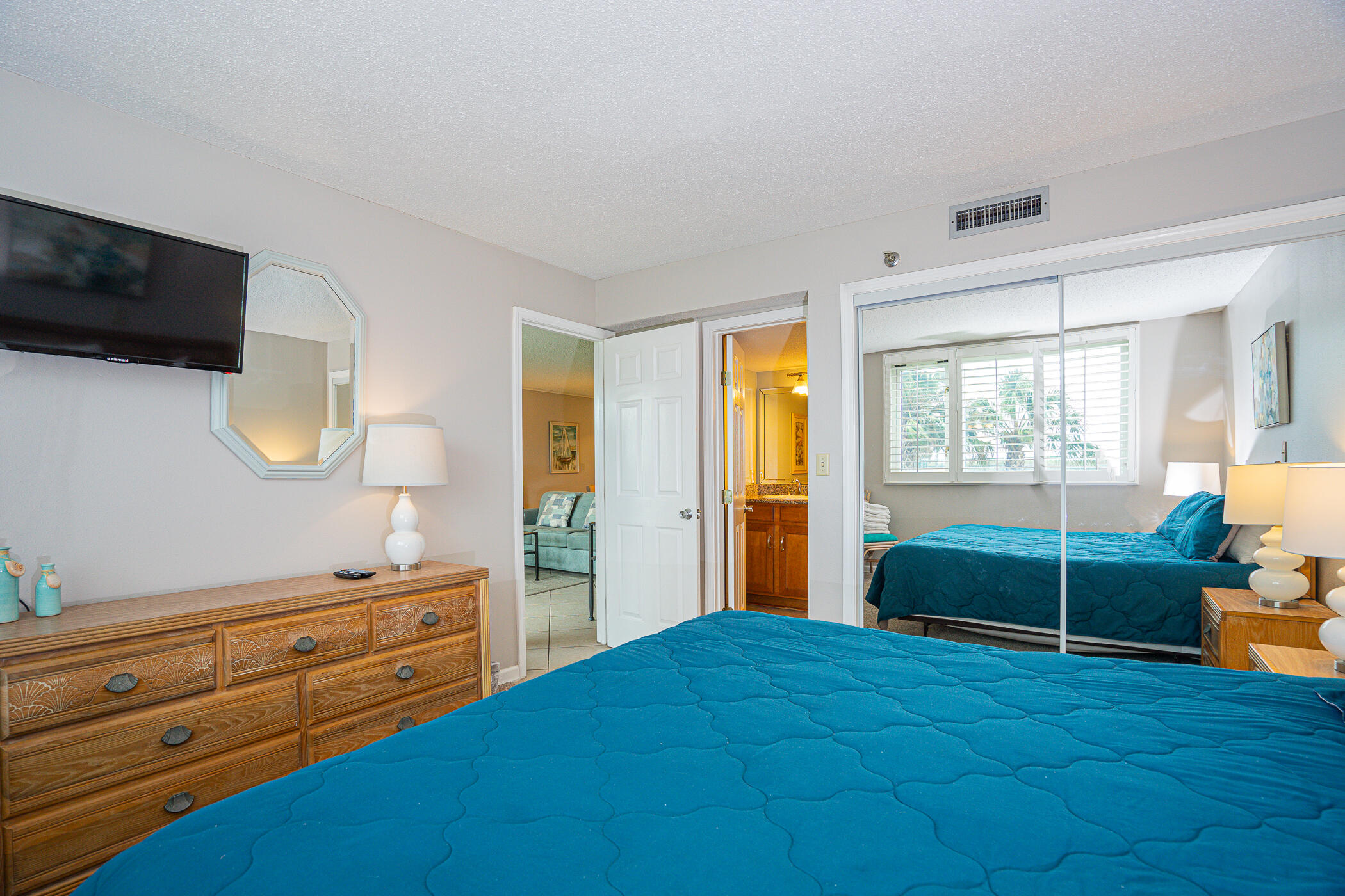 ISLANDER CONDO - Residential