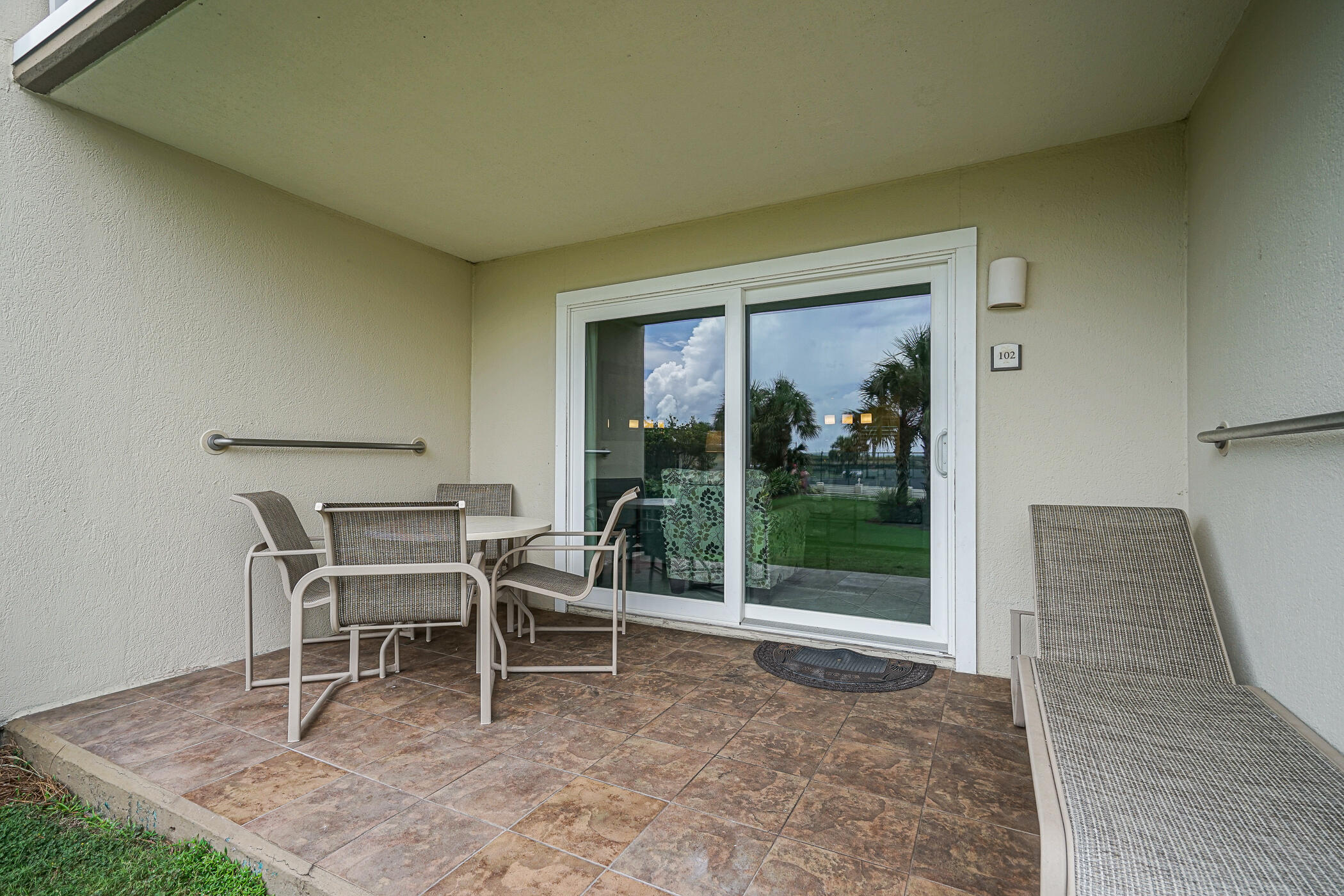 ISLANDER CONDO - Residential