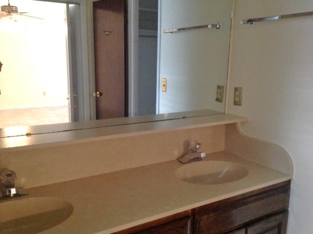 WOODLAND SHORES T/H PH 3 - Residential Lease