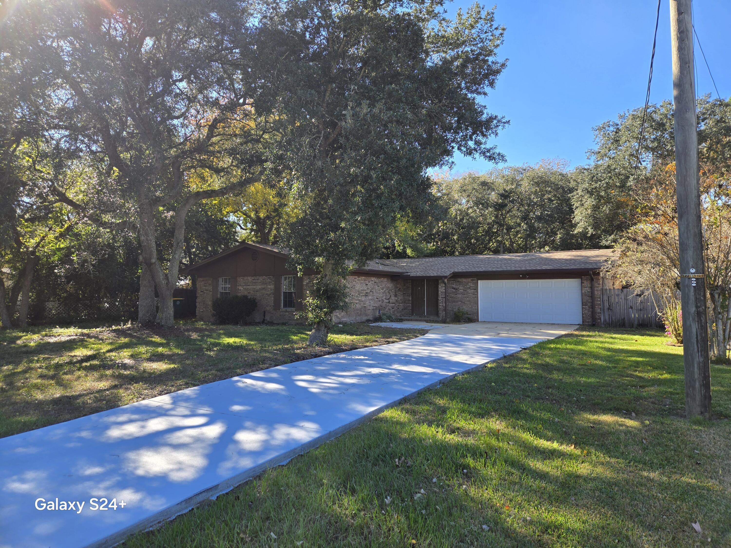 NEW ROOF, NEW DRIVEWAY, 4 BEDROOM 3 BATH - 2 MASTER SUITES. SPLIT BEDROOM PLAN. LIVING ROOM, DINING AREA, FAMILY ROOM WITH FIREPLACE, BREAKFAST BAR. LARGE PRIVACY FENCED BACK YARD. HWH 2022.