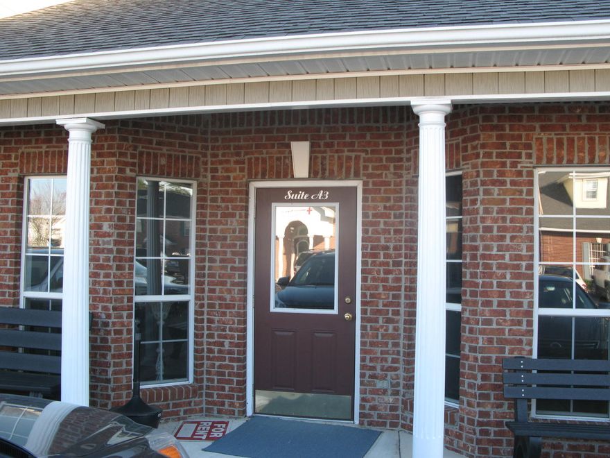 Nice office space with 1,247 sqft, open floor plan and restroom.