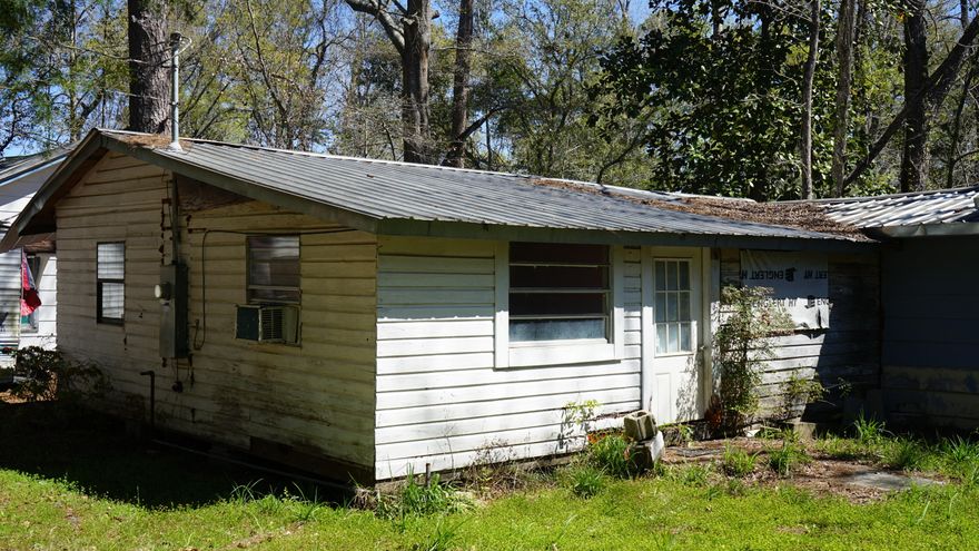 Looking for an investment opportunity?  The home sits on a spacious 0.267-acre lot, giving you room to enjoy outdoor living.

One major plus—this property is NOT IN A FLOOD ZONE, offering peace of mind and added value. Conveniently located by shops, restaurants, and schools, this home is in a prime spot for rental potential or a personal residence.

Whether you're looking to add to your investment portfolio or find a home to make your own, this property has plenty of potential. Don't miss out on this opportunity!





Schools :
Elementary - Kate M. Smith Elementary
Middle - Roulhac Middle School
High - Chipley High School