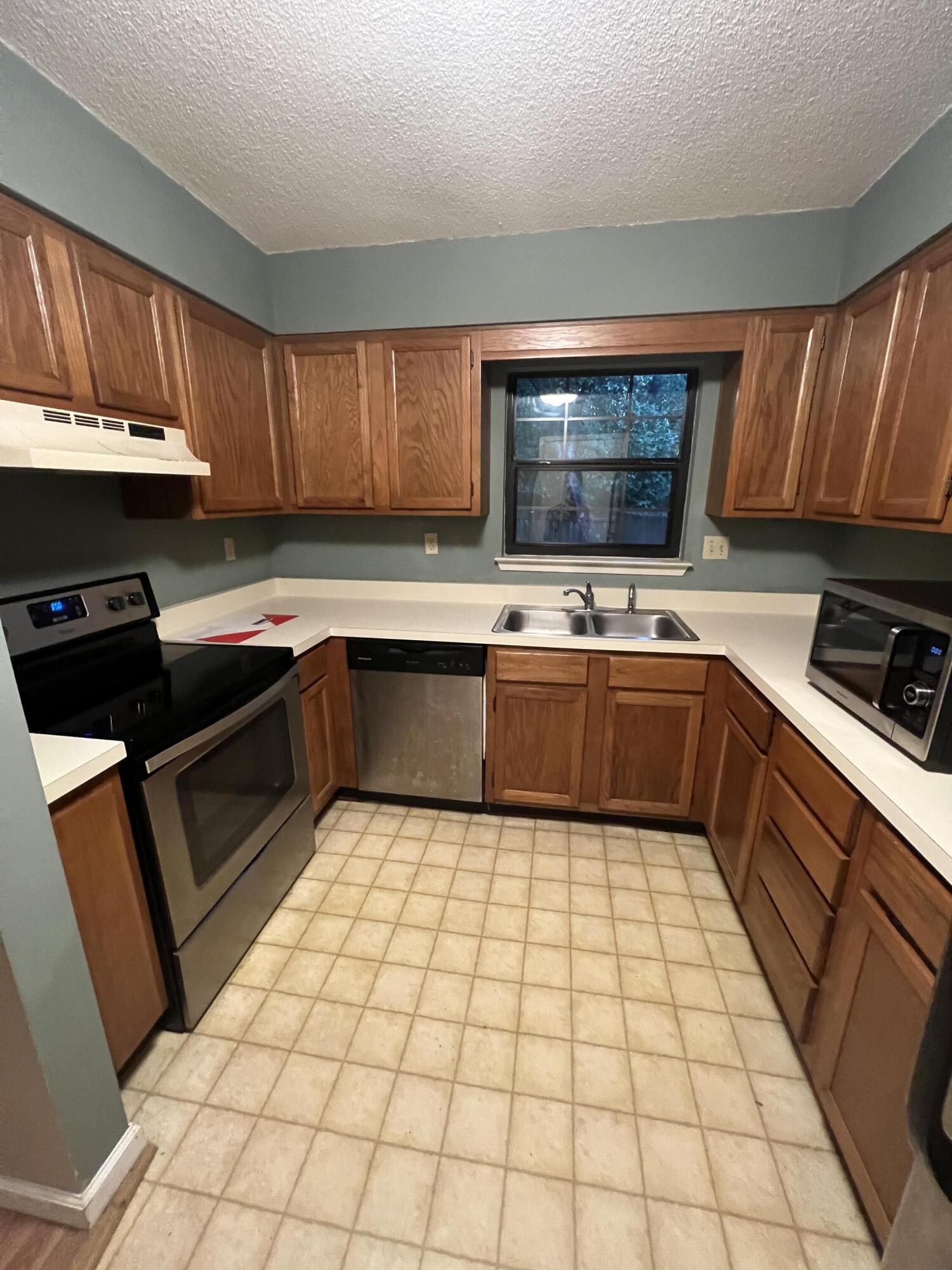 COLONIAL WOODS T/H - Residential