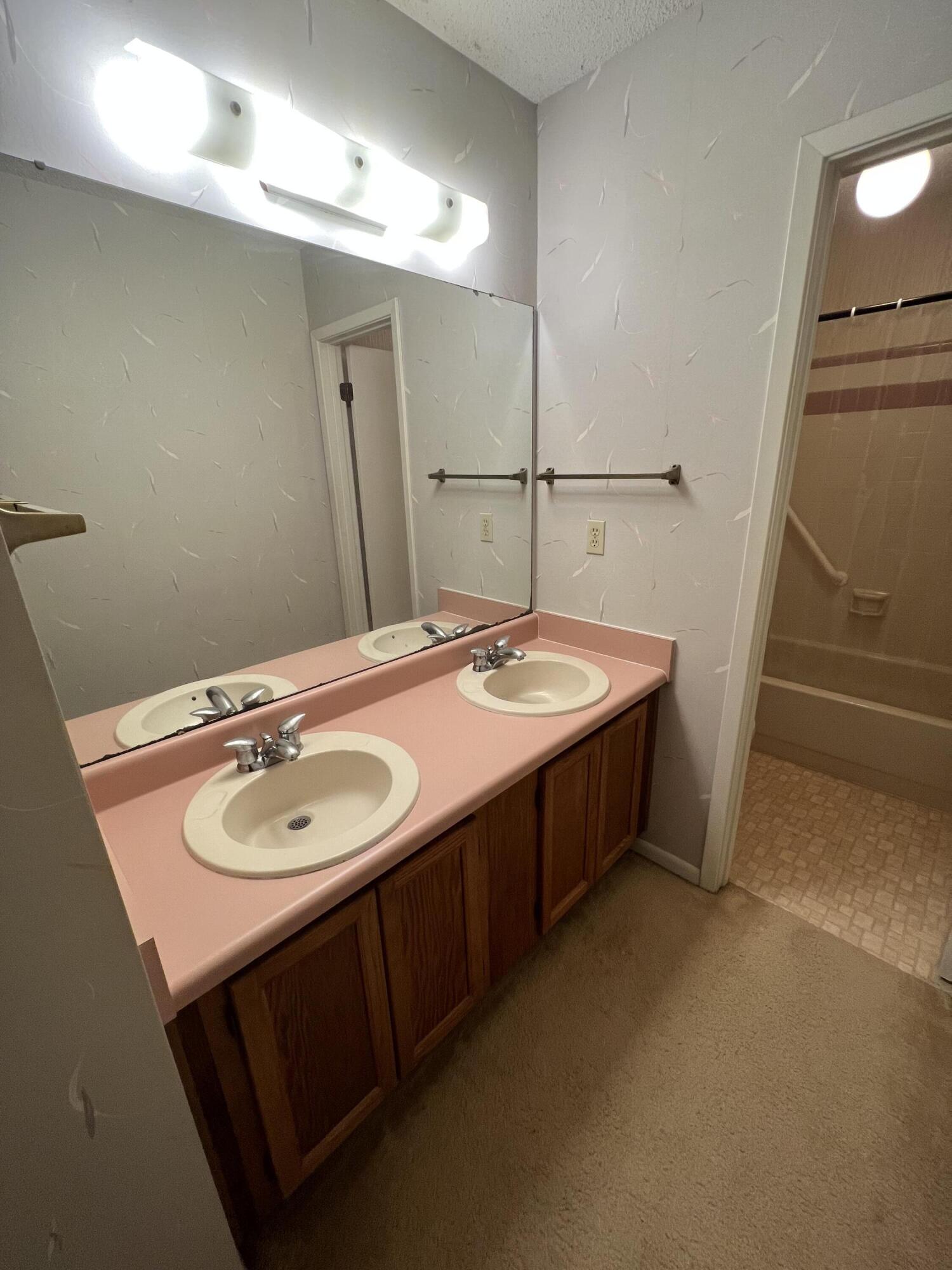 COLONIAL WOODS T/H - Residential