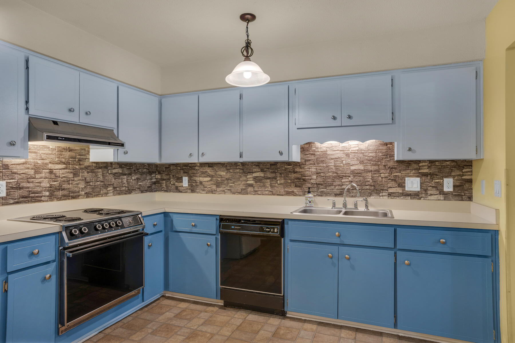 KELLY HILL ESTATES - Residential Lease