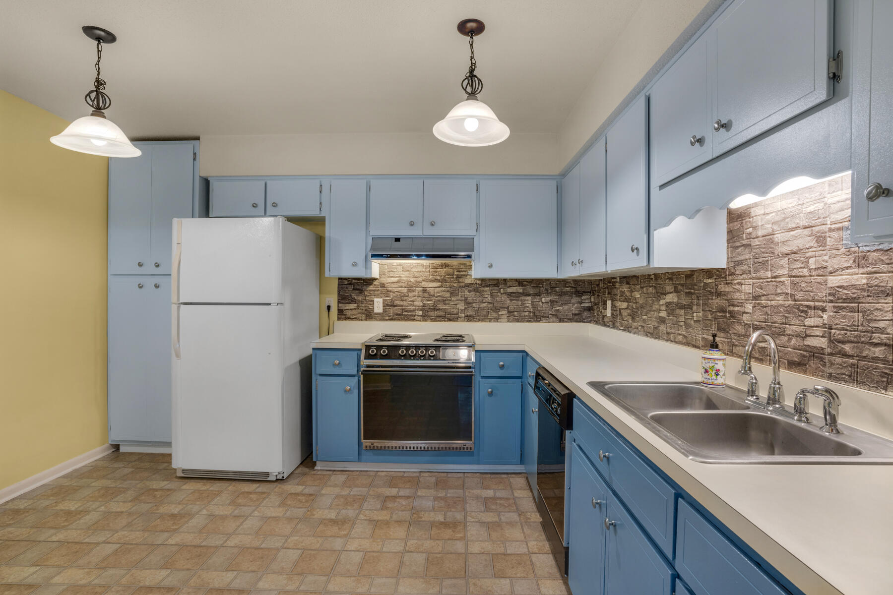 KELLY HILL ESTATES - Residential Lease