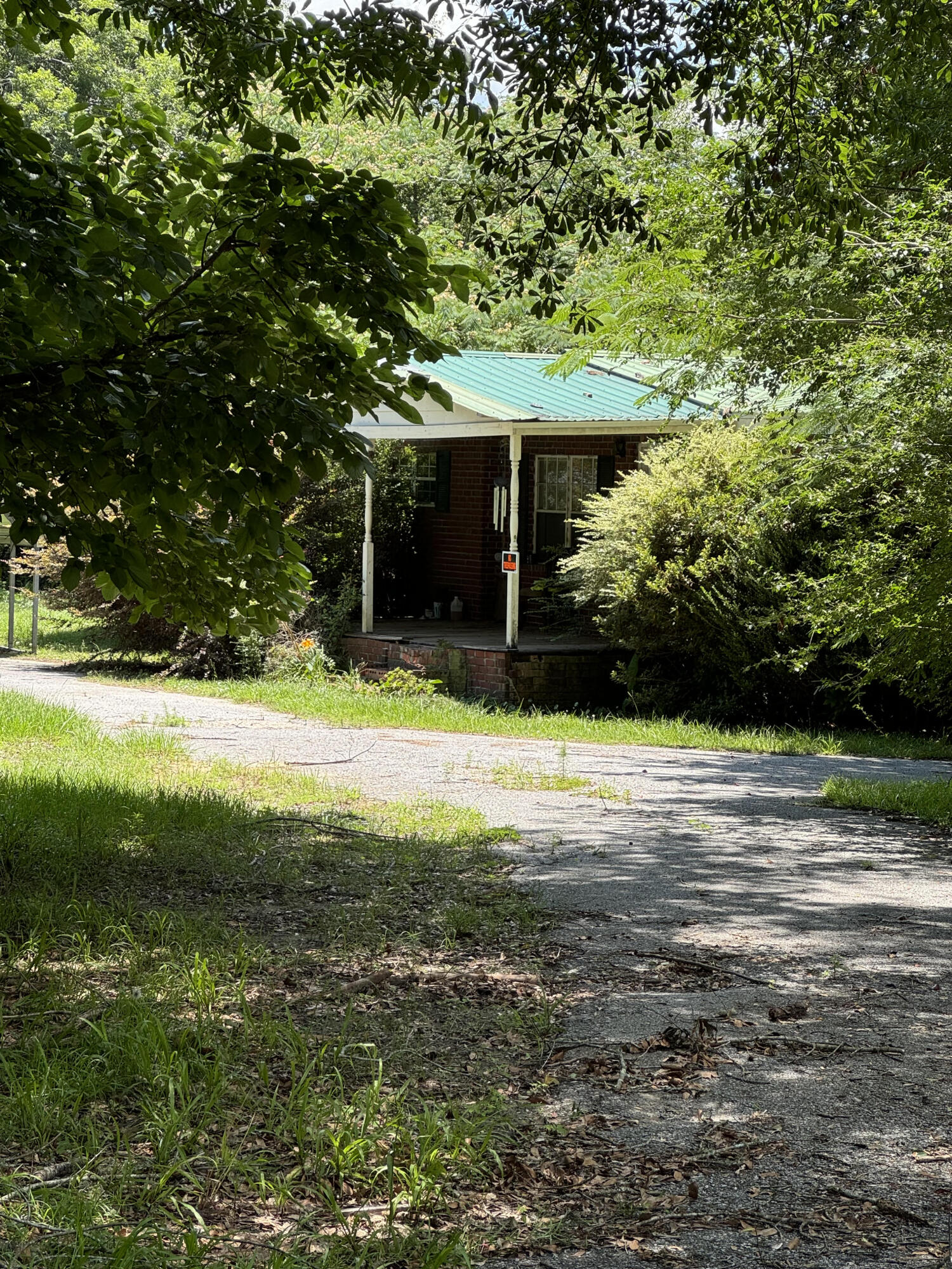 If you are looking for a nice little fixer-upper, check out this property in a secluded area in the Barrydale community in the country. You are in close proximity to Jay and Baker.