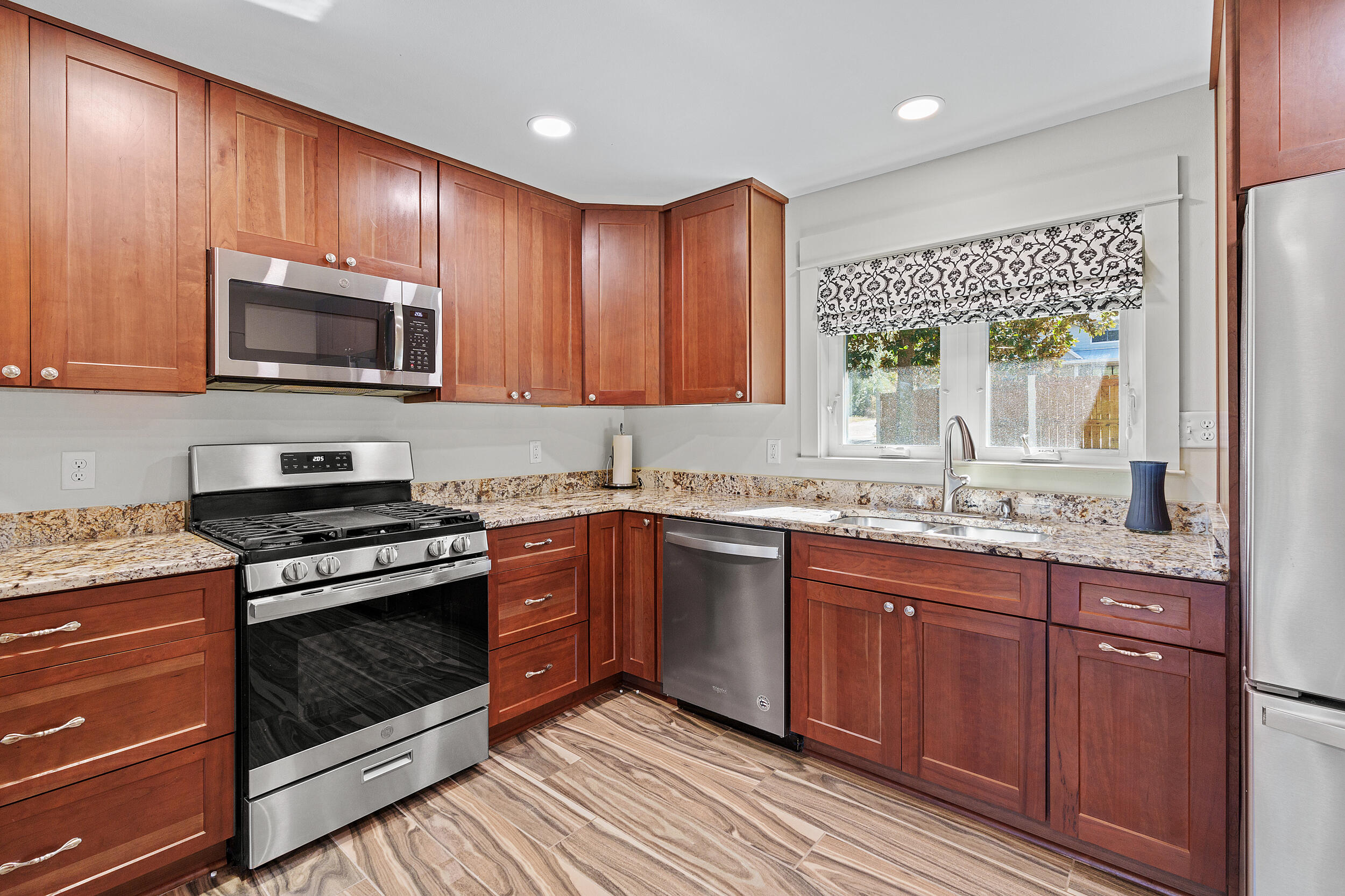 LAKE SHORE ESTATES - Residential