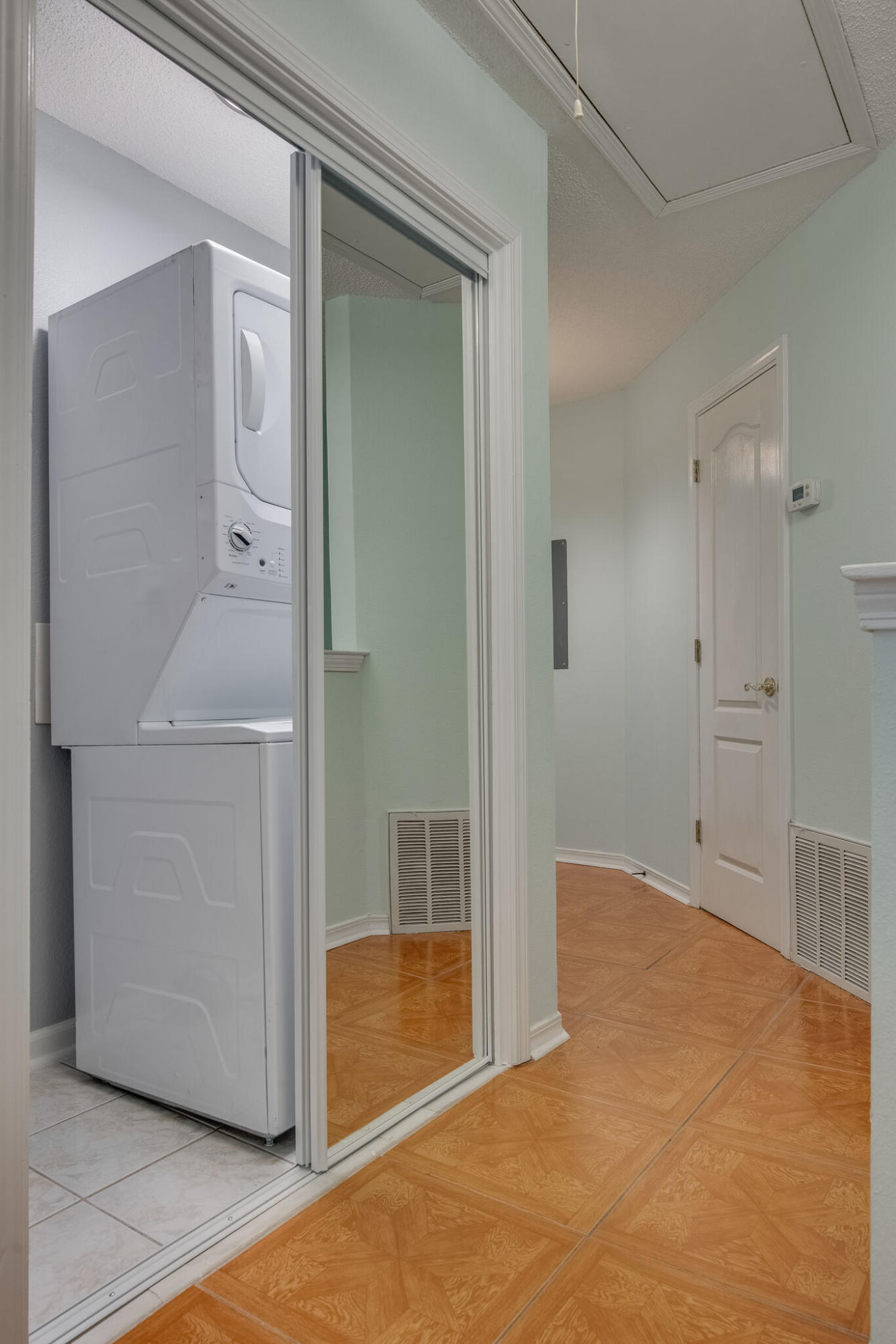 HIDDEN BAY VILLAGE - Residential