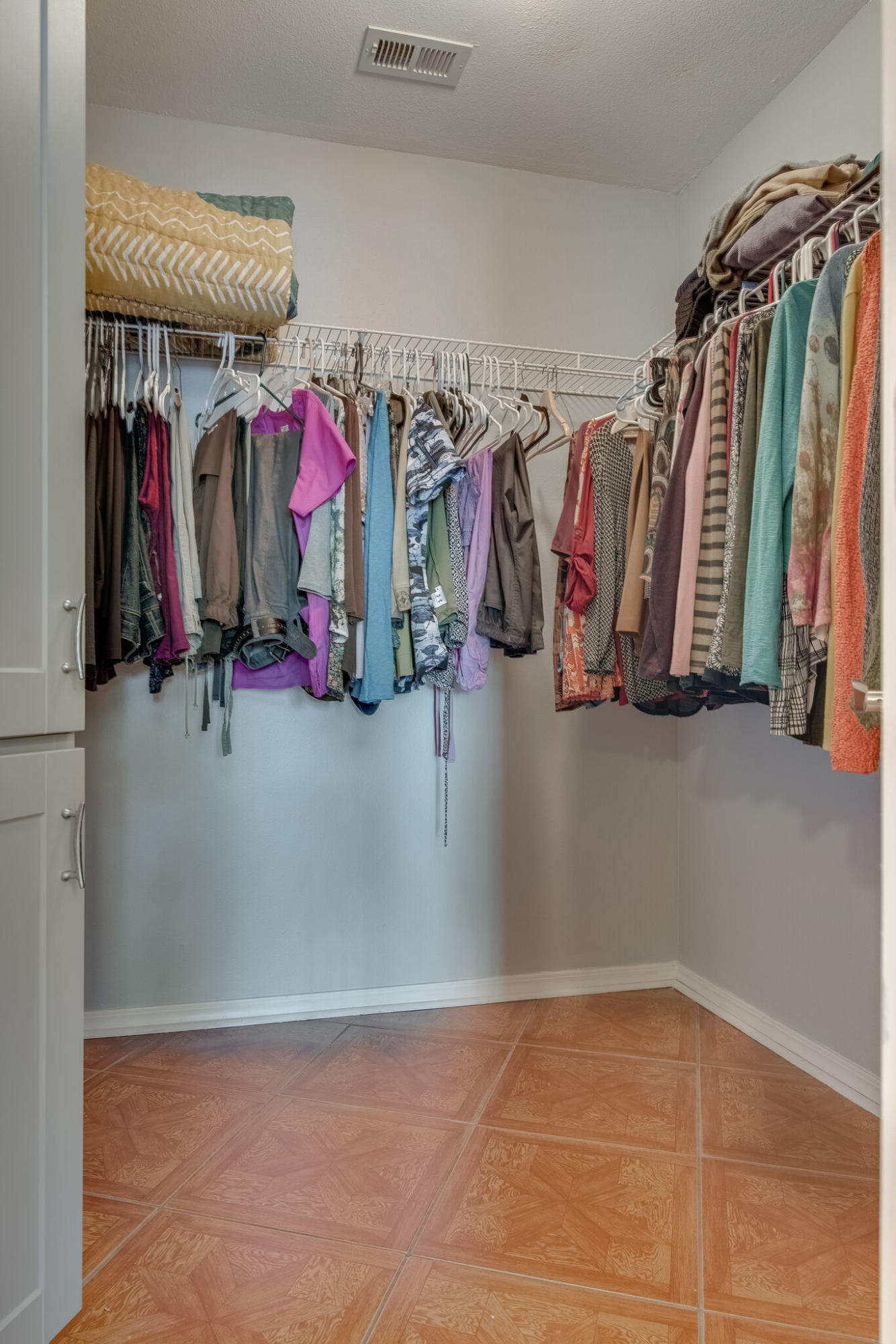 HIDDEN BAY VILLAGE - Residential