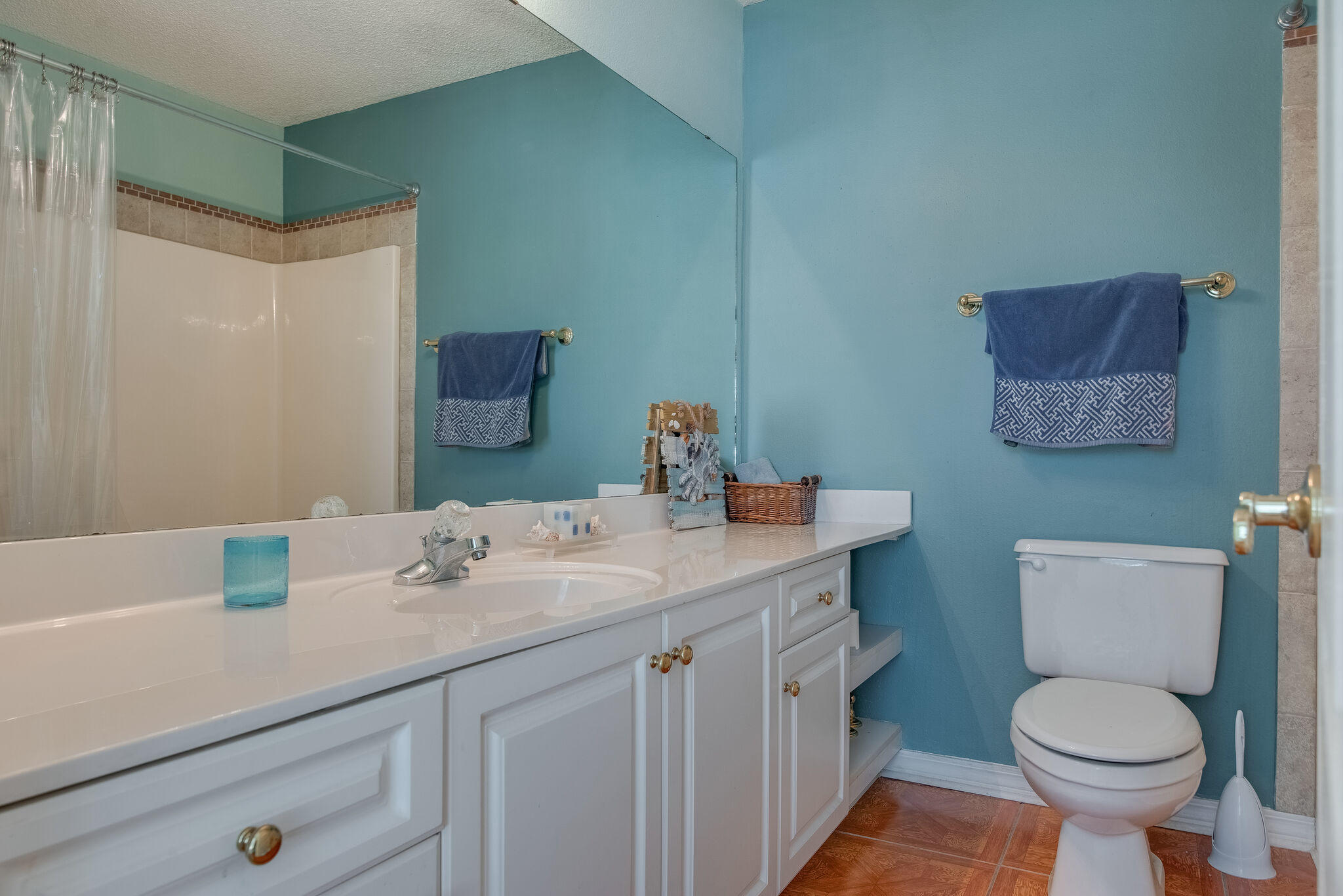 HIDDEN BAY VILLAGE - Residential