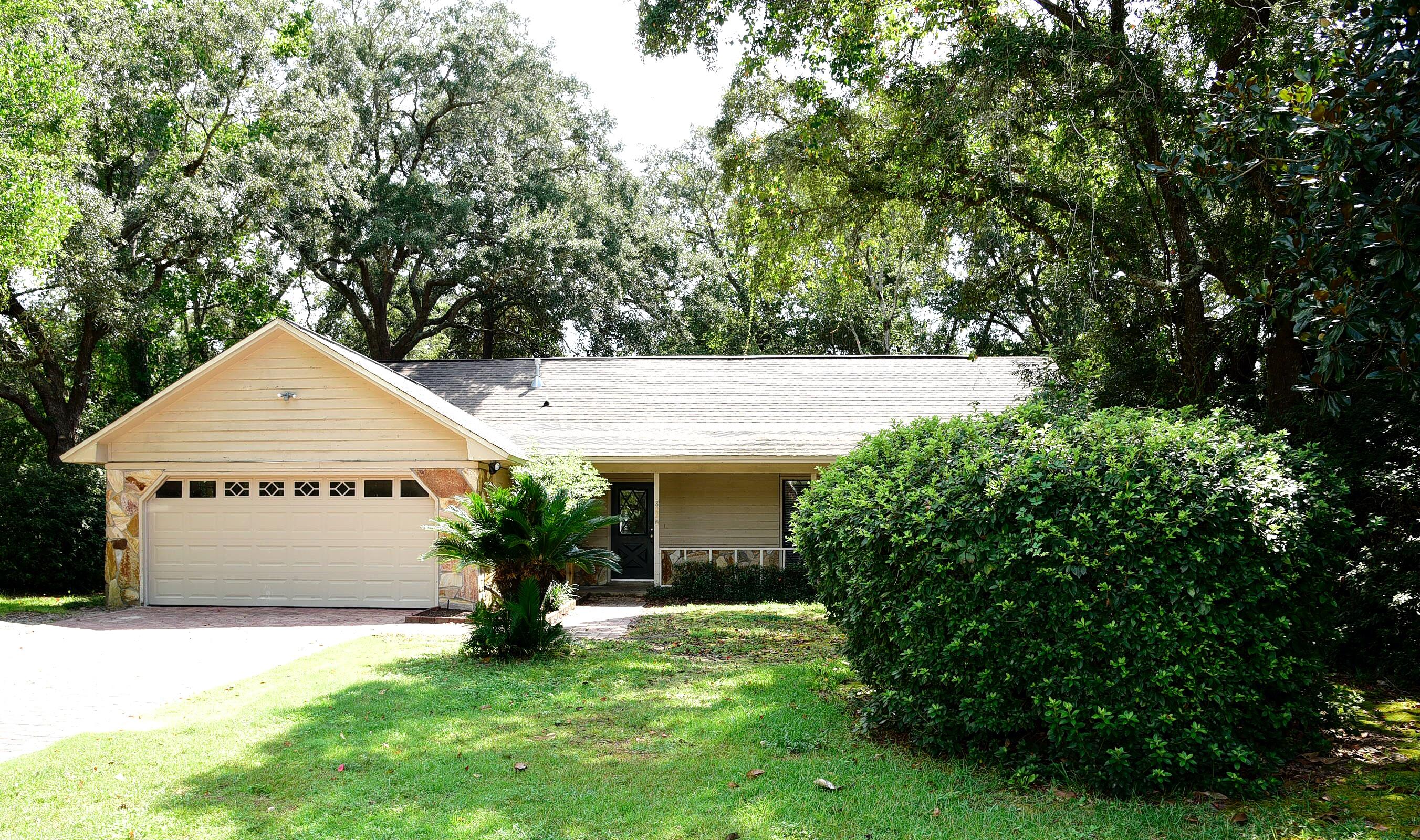 Nice three bedroom two bath home in the heart of Blue Water Bay. This home features a large living area with grand wood burning fireplace, indoor laundry room, large master suite, screened Florida room and  a spacious fenced in backyard. Owner will consider pets with a non refundable pet fee. Pets must be spayed/neutered, current on all shots and housebroken. Any person 18 years old or older need to complete separate applications. Renters required to carry renter's liability insurance. Ice Maker not warranted.
