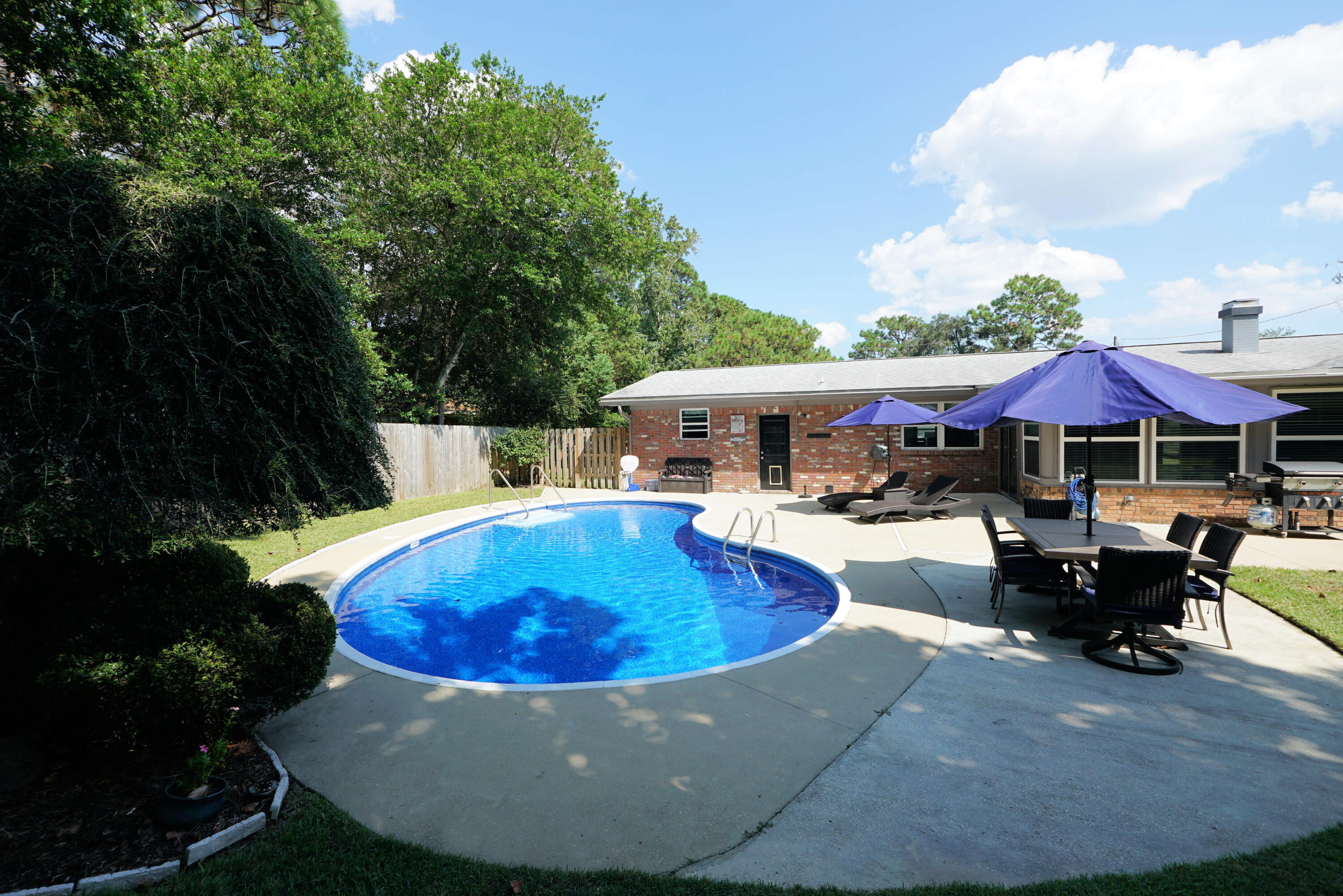 UPDATED Poquito Bayou POOL HOME! NO HOA!  Manicured landscaping great curb appeal this HOME is now interviewing New OWNERS. Perfect FAMILY HOME with 3 Bedrooms and 2 Full Bathrooms with amazing open Living Area with New HVAC, Windows, Laminate Flooring, Baseboards with beautiful New Kitchen with New Cabinets with soft close drawers, Pendant Lights, Granite Countertops, Stainless Steel Appliances, Dining Area off the Kitchen and a Florida Room. Out back great back yard with Kidney shaped pool with New Liner and Yard Shed to store all your lawn equipment. New Lawn Pump & Well for Sprinkler System.1/2 mile to exclusive Longwood Community Park($40/yr) Poquito Bayou has 3 neighborhood parks, 2 parks being waterfront with a boat ramp, picnic tables and a playground. Schedule your Showing now