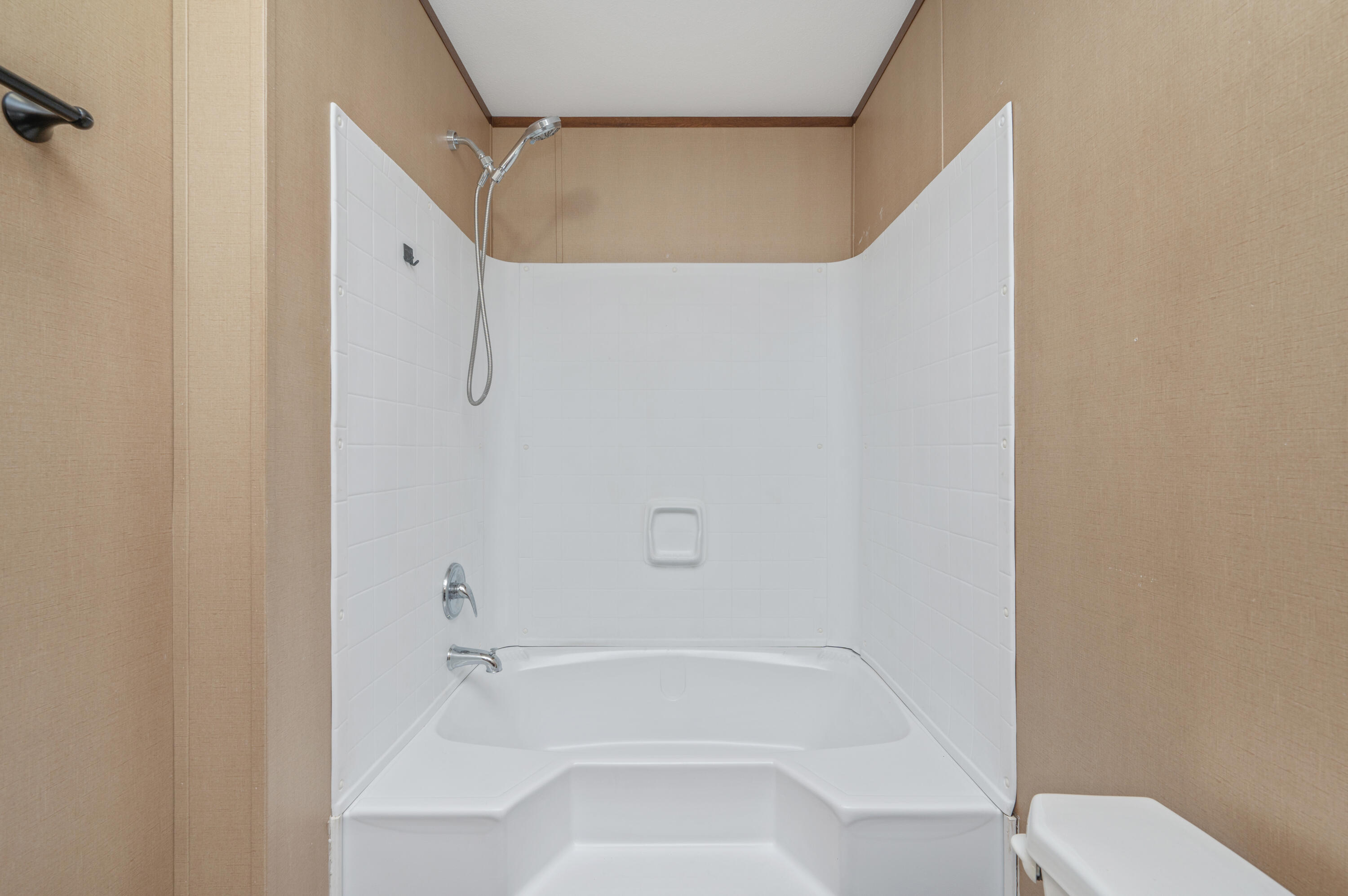 EMERALD SHORES - Residential Lease