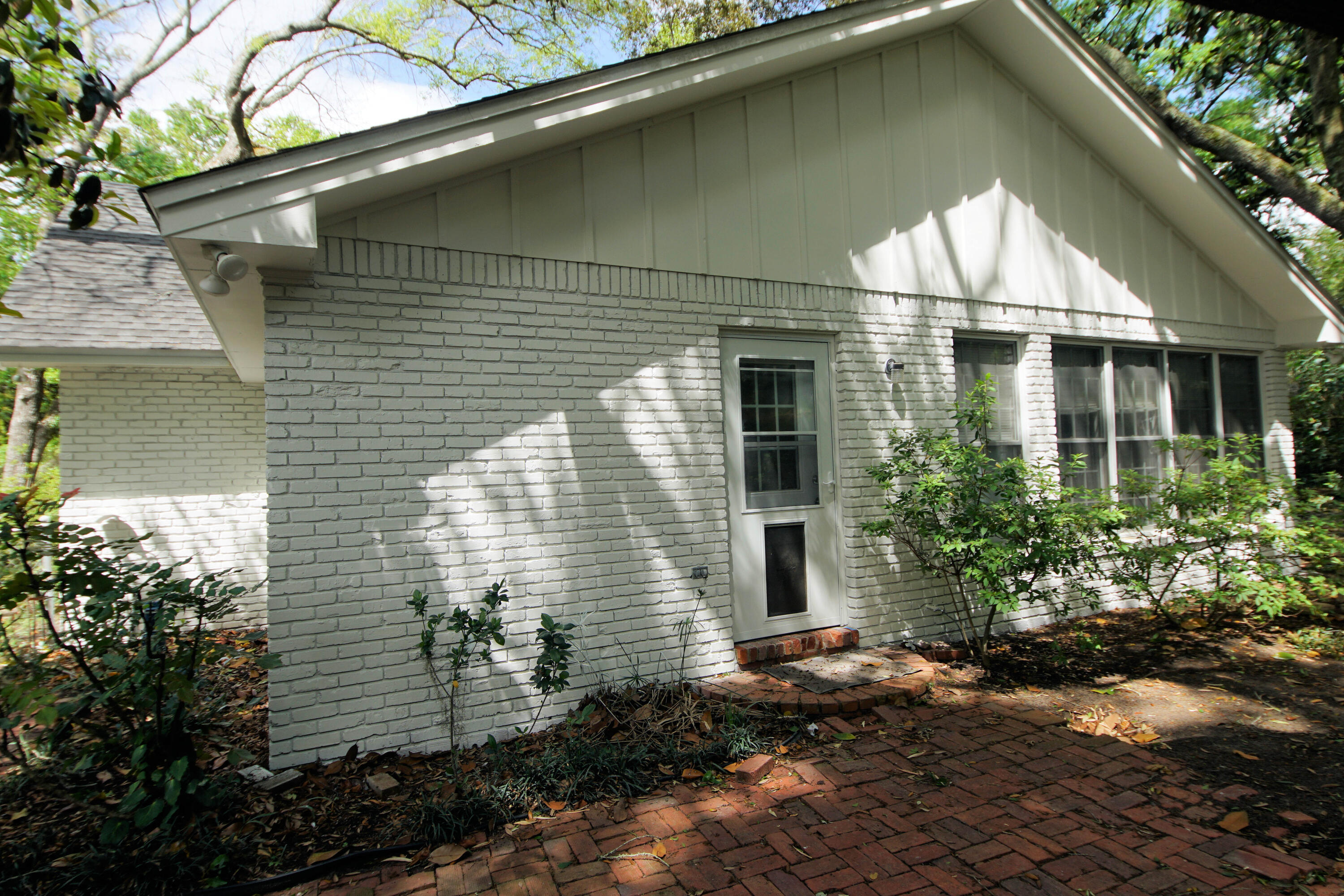 COUNTRY CLUB ESTATES - Residential Lease