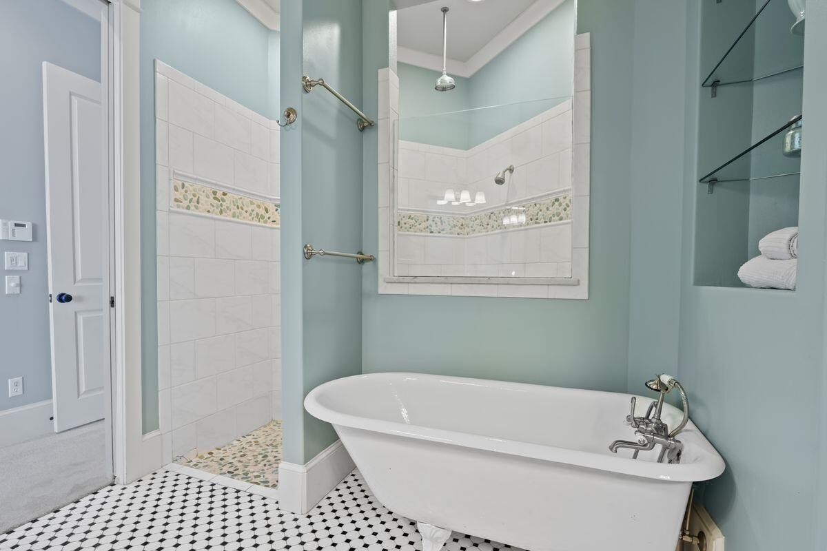 PELICAN BAY - Residential