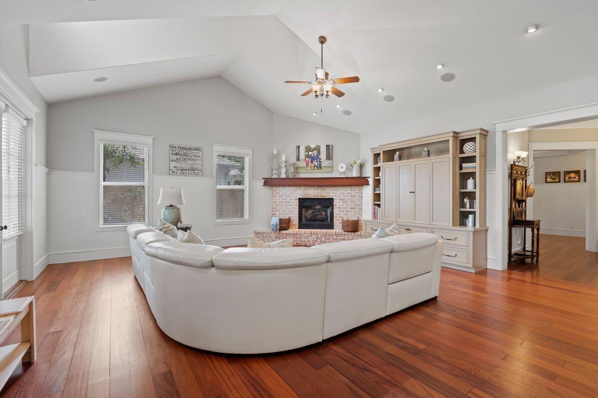 PELICAN BAY - Residential