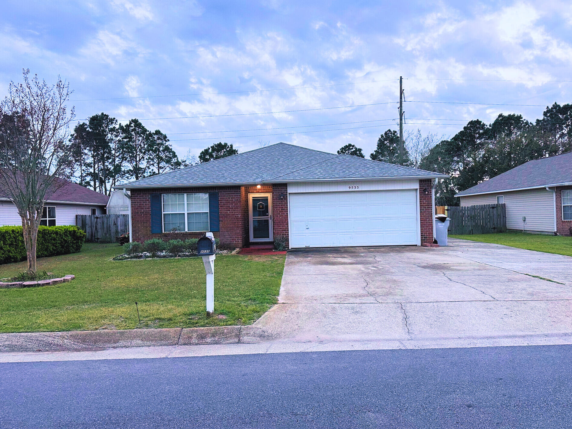 This beautiful single family home makes the perfect rental. Located in an incredible neighborhood, within a great school district, very close to Navarre Beach and all local shopping!