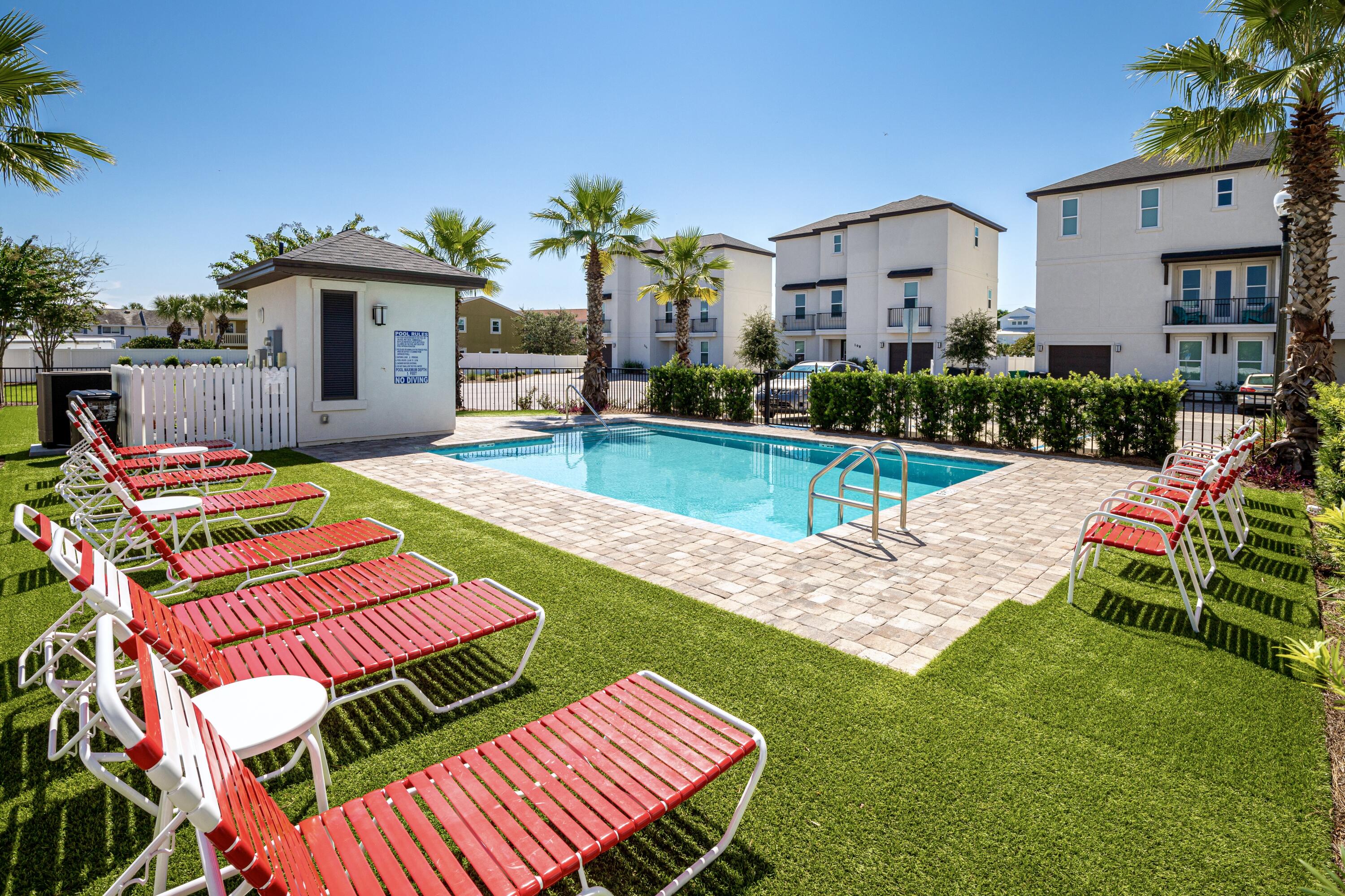 HIDDEN PALMS - Residential