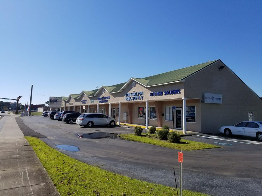 Great retail unit at Perry Plaza that is located on one of the busiest streets in FWB. The unit is approximately 700 sqft and consists of mostly open space and one bathroom. The plaza has a very good signage and visibility.