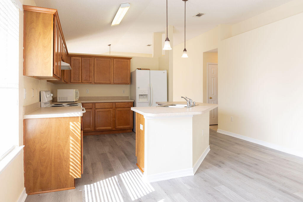 SKY RIDGE ESTATES 1ST ADD - Residential Lease