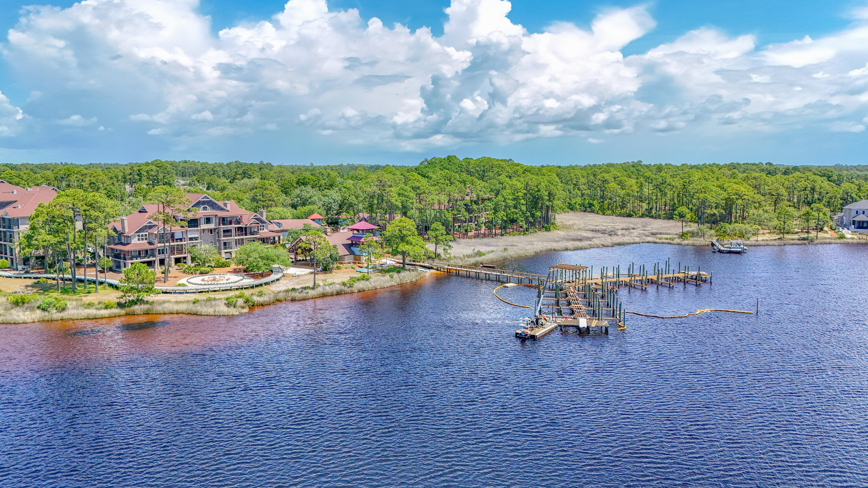 WILD HERON LAKESIDE LODGE - Residential