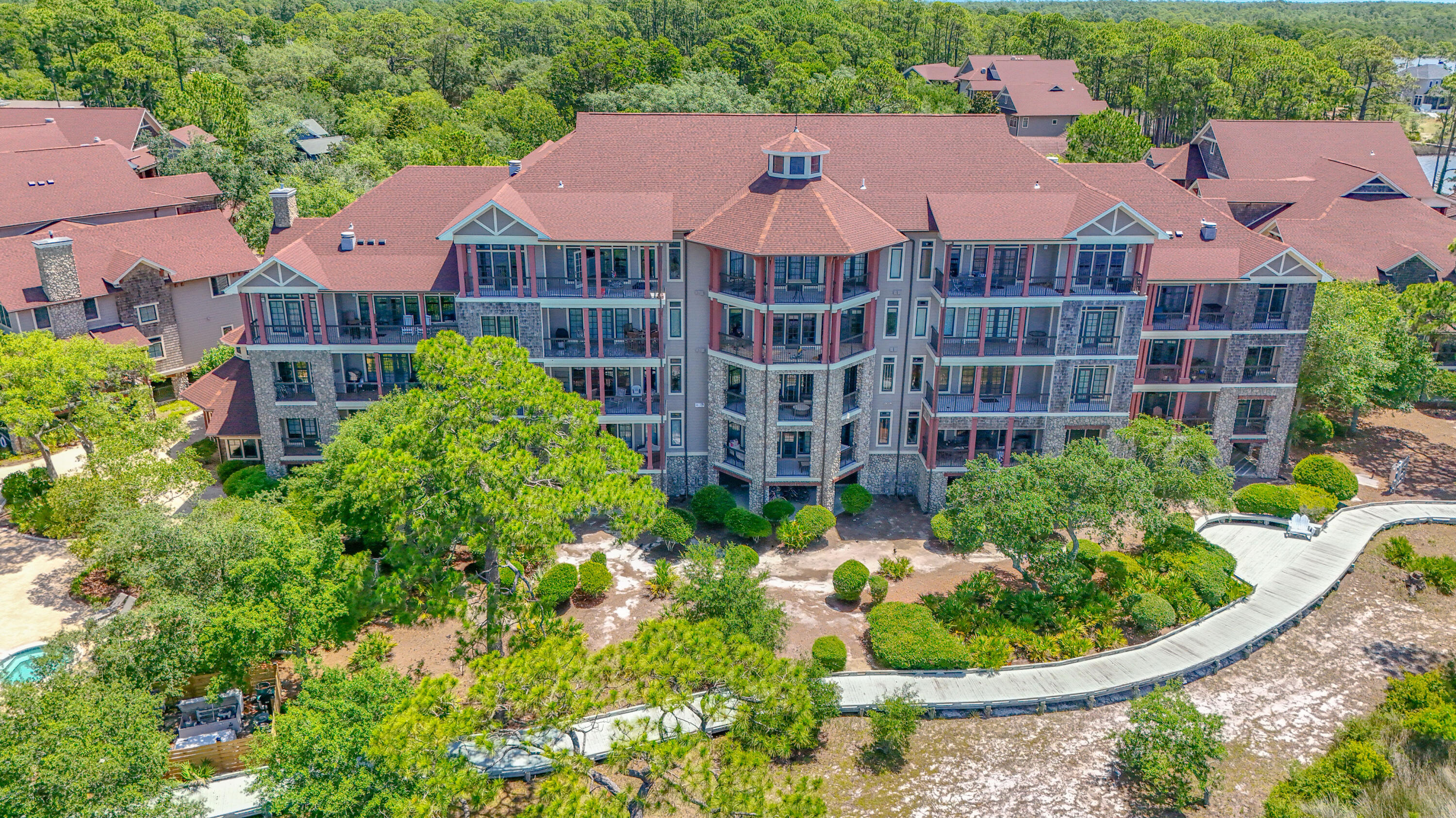 WILD HERON LAKESIDE LODGE - Residential