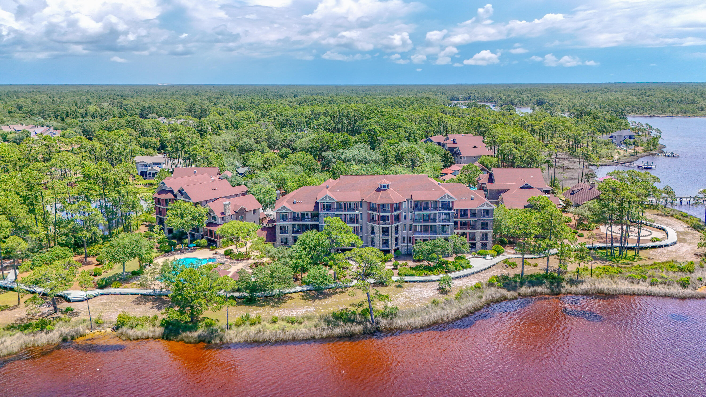 WILD HERON LAKESIDE LODGE - Residential