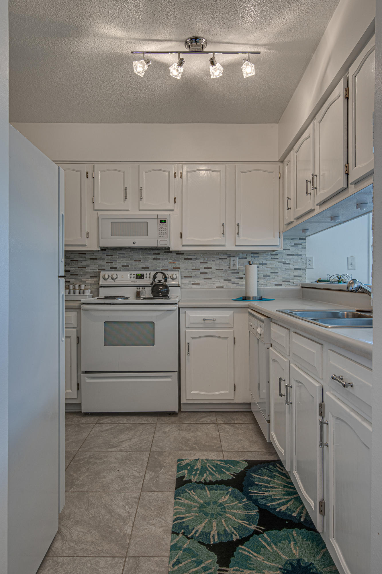 BEACHVIEW CONDOMINIUM - Residential