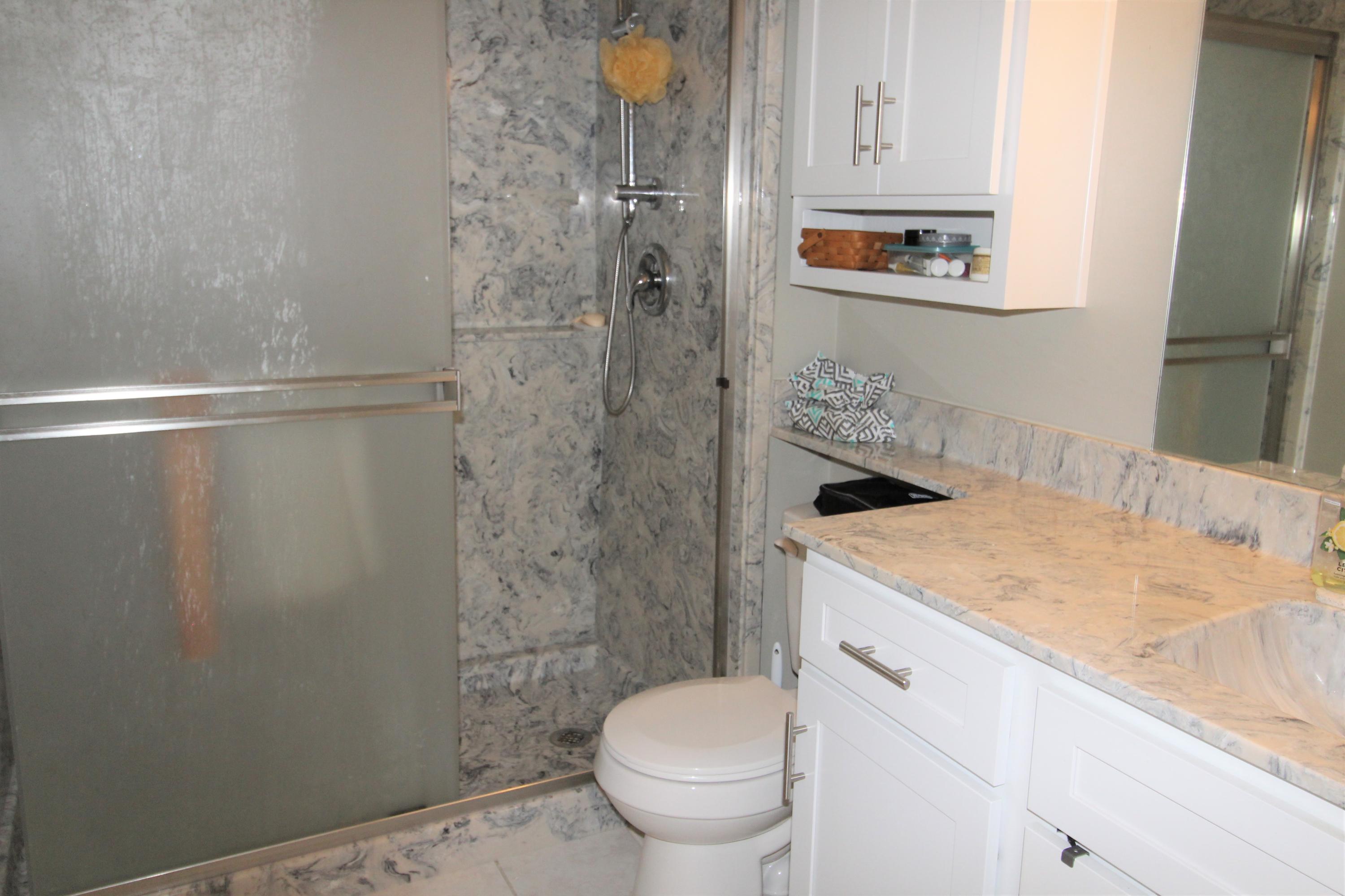 CLOVERDALE LAKE - Residential