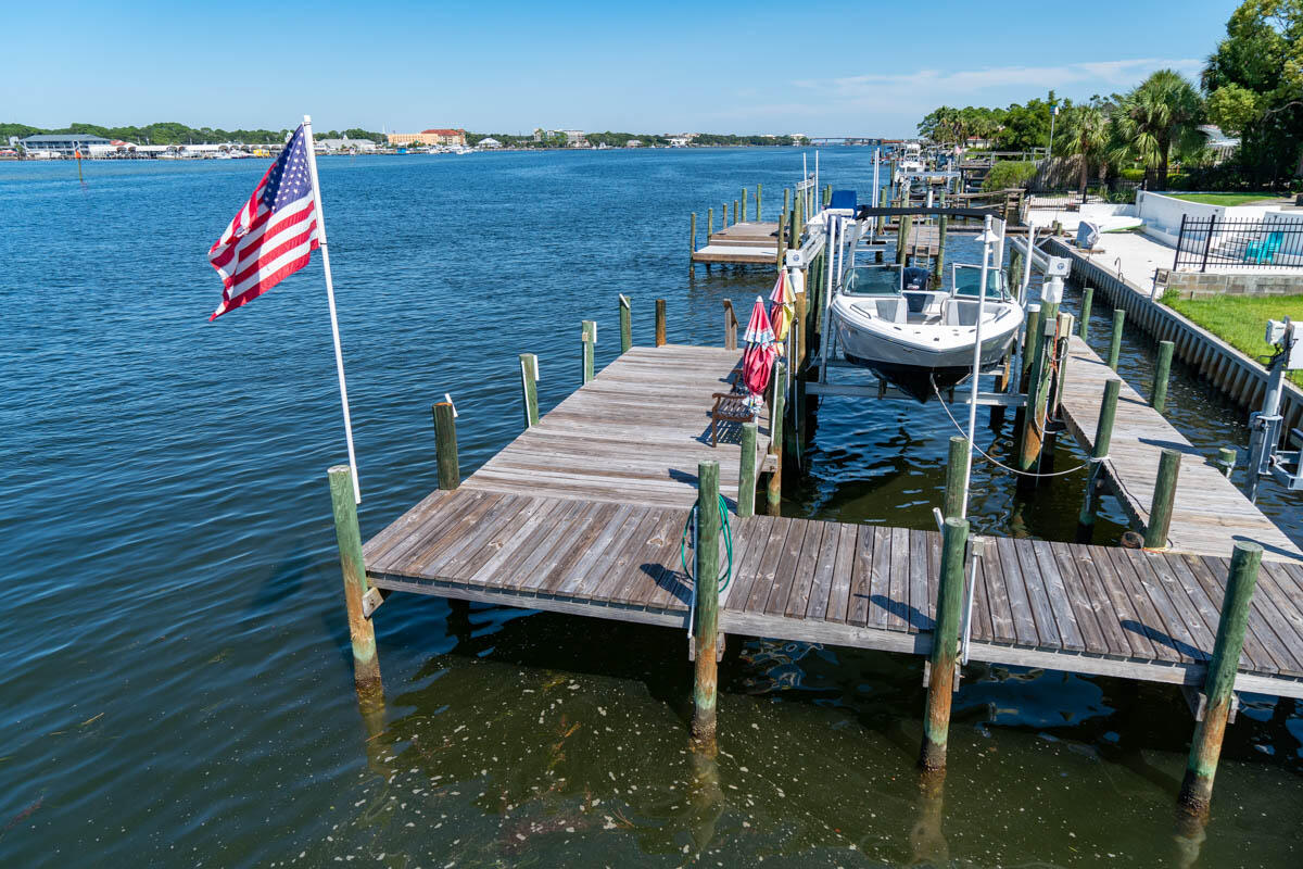 SANTA ROSA ISLAND LOT 393 BLK 7 - Residential