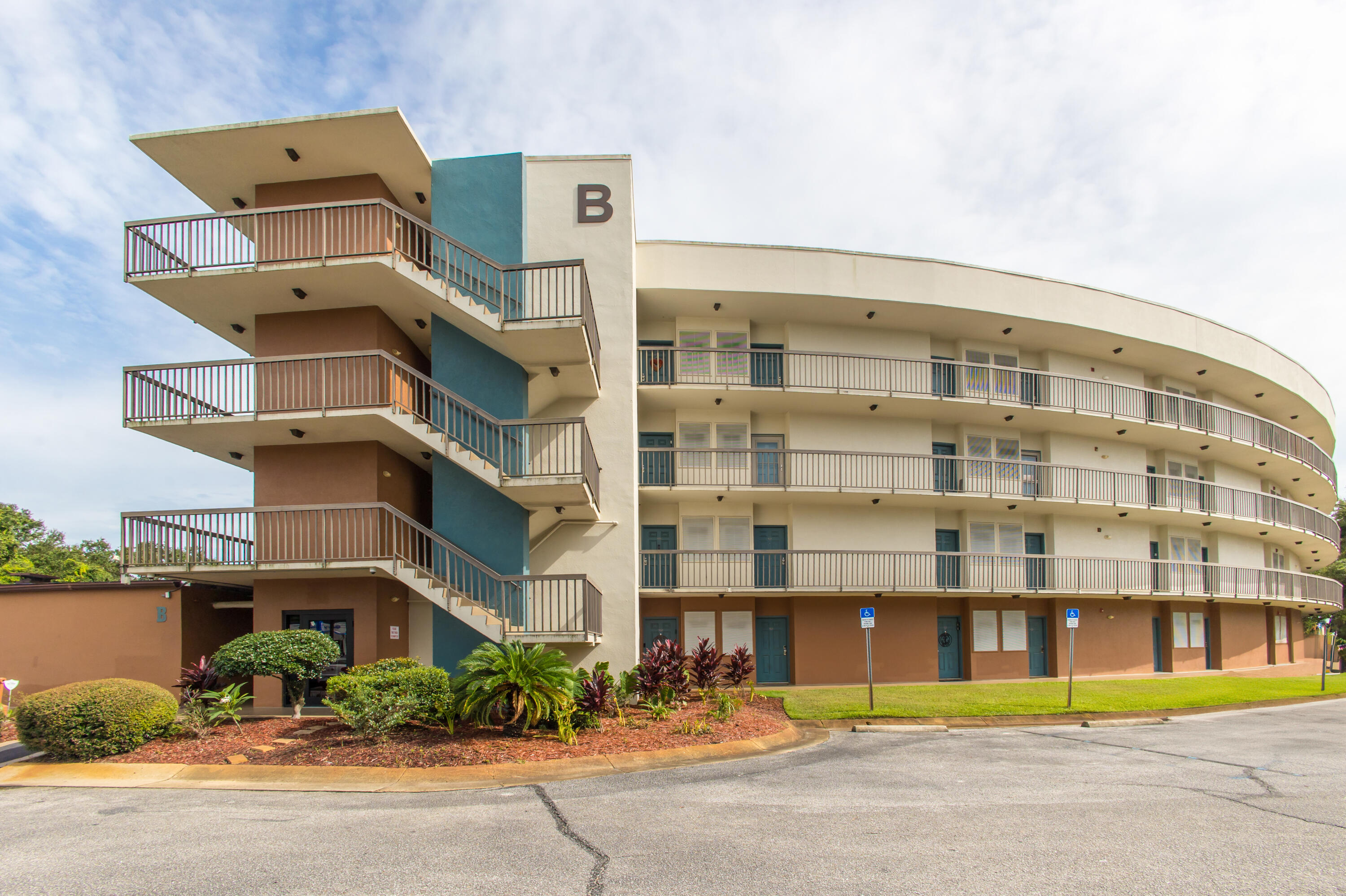 PIRATES BAY PH 1 - Residential