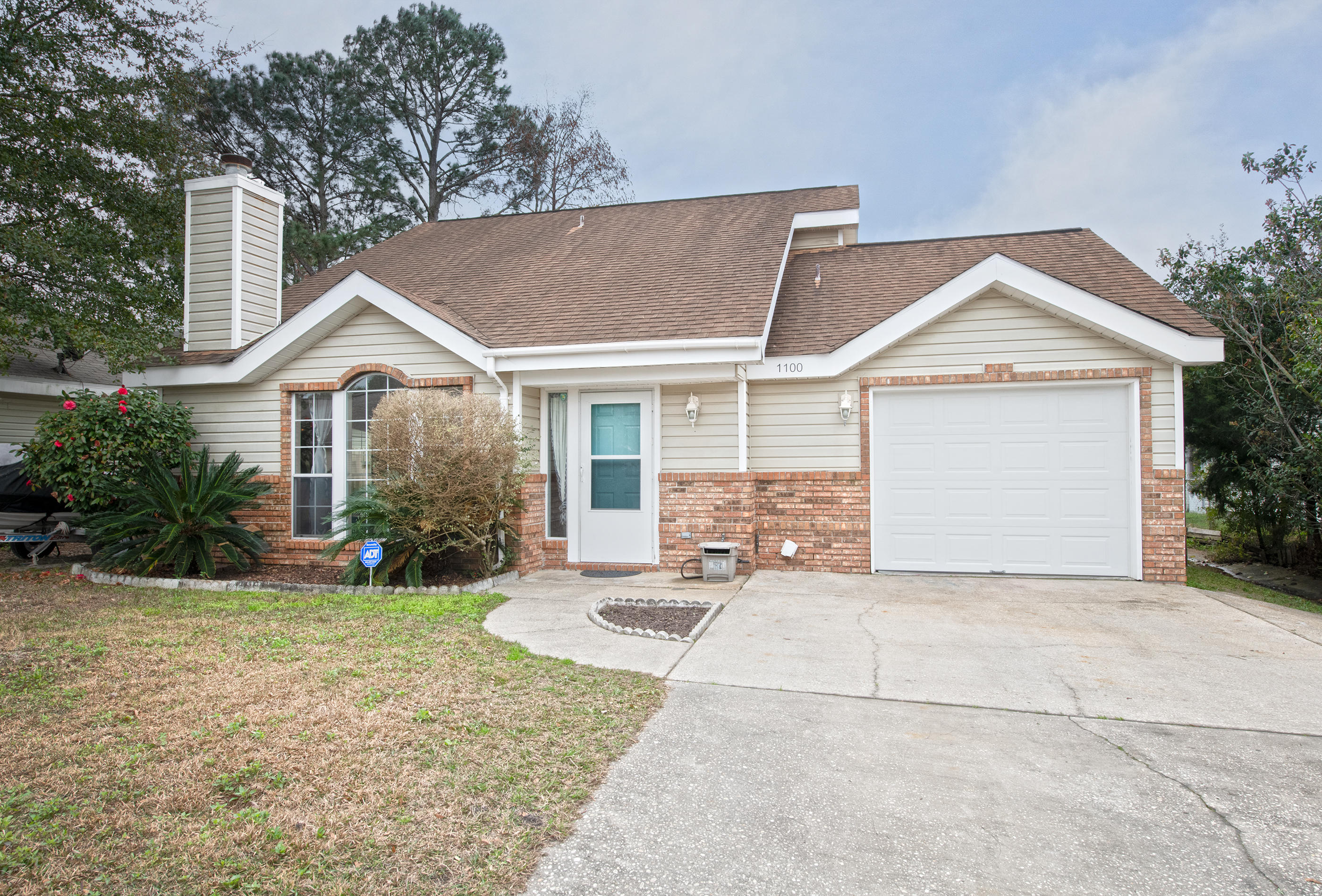 Located between Hurlburt (7mins) and Eglin (15mins). New floors, stone veneer, and paint. Quiet cul-de-sac and backyard provides great play area for dog/kids. Includes: stainless appliances, granite counters, storage space, walk-in closet, vaulted ceilings, and 10 mins from beach. Willing to provide $1,000 in repairs.