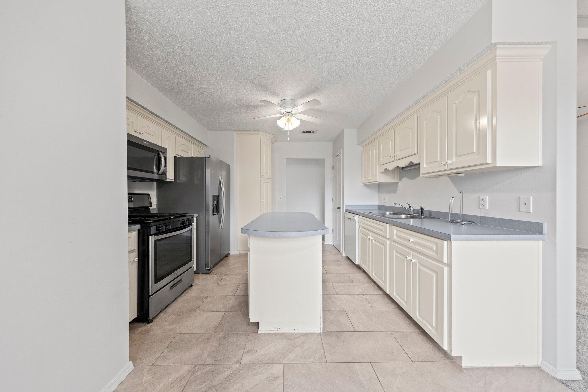 PARKWOOD SQUARE PH 1 - Residential Lease